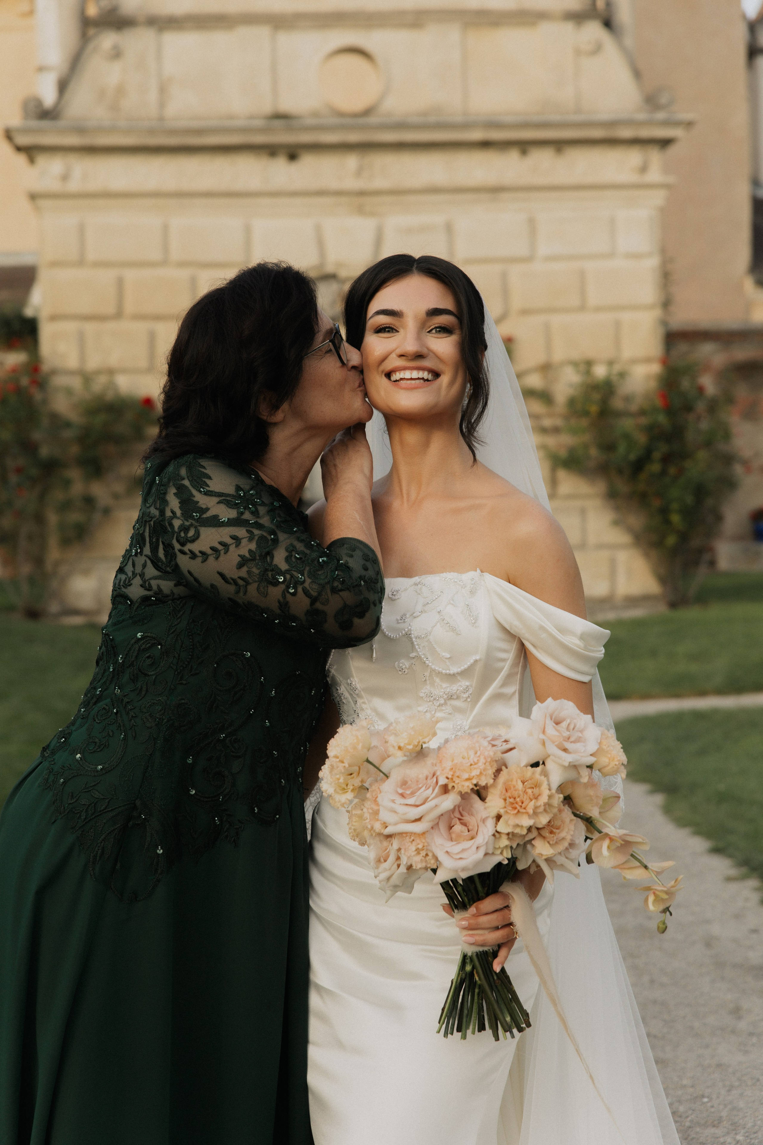 Elegant Castle Wedding in Austria | Alwin & Ruth’s Fairytale Celebration. Wedding photographer and videographer based in Timisoara, Romania