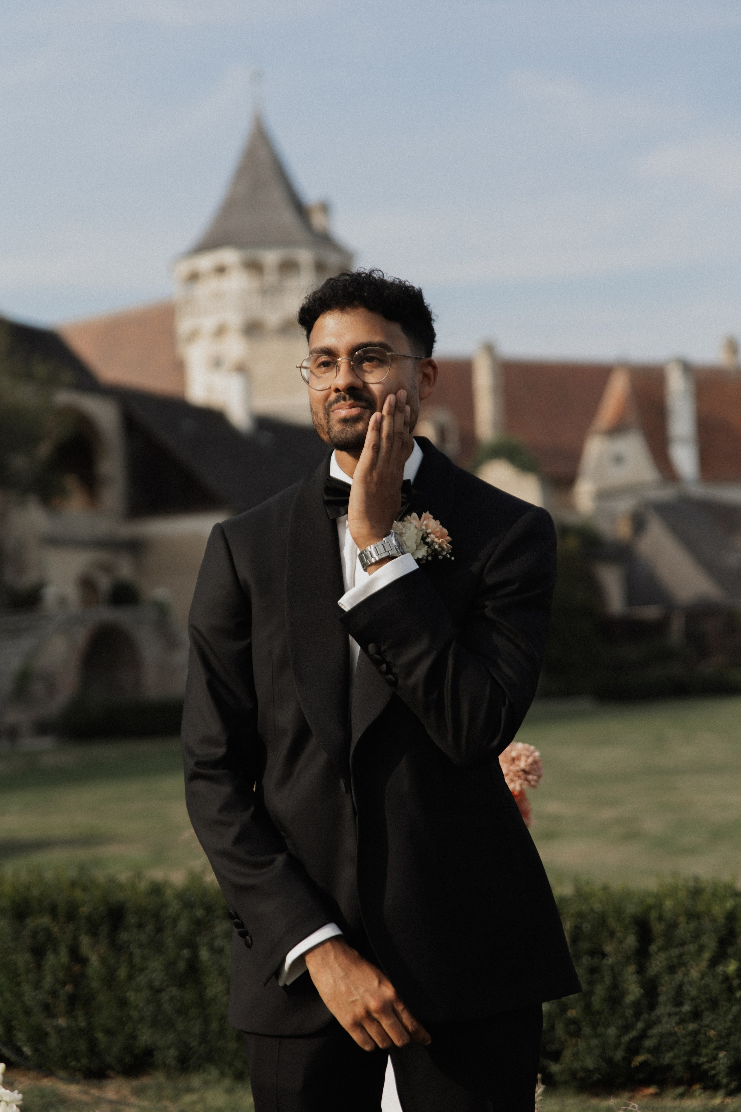 Timeless wedding moment: The bride’s grand entrance down the aisle, surrounded by floral arrangements and castle beauty.