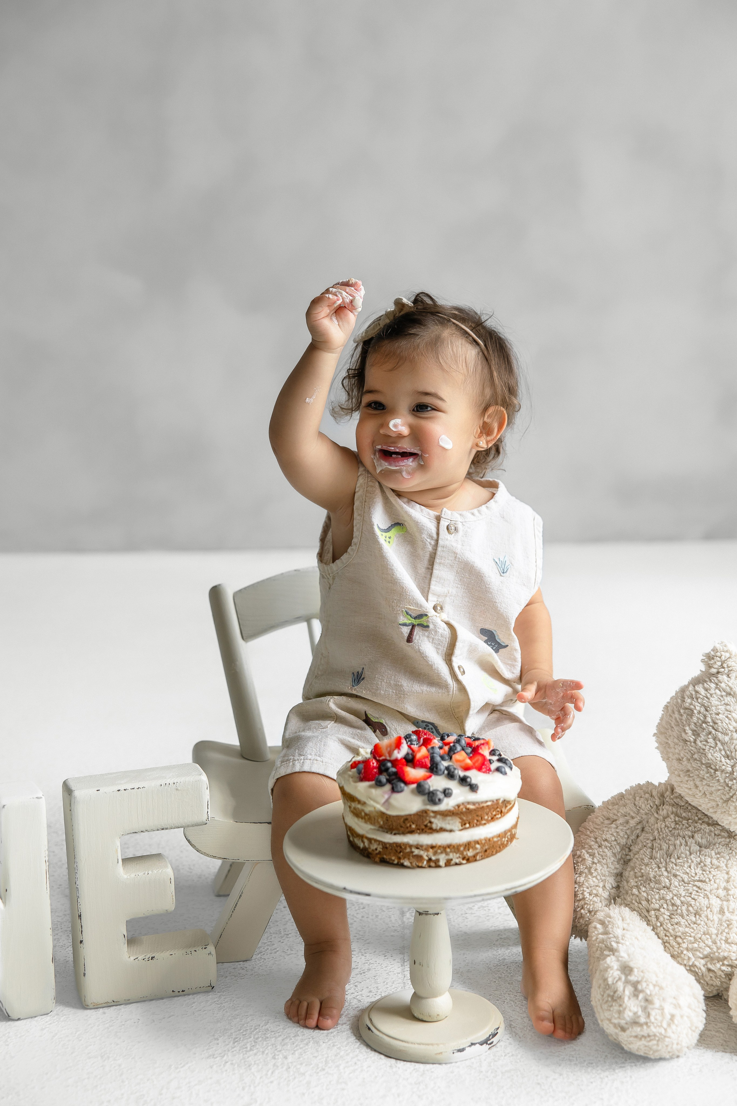 Baby Cake Smash Photographer in Toronto. Iana Banana | Toronto Maternity, Newborn & Family Photographer