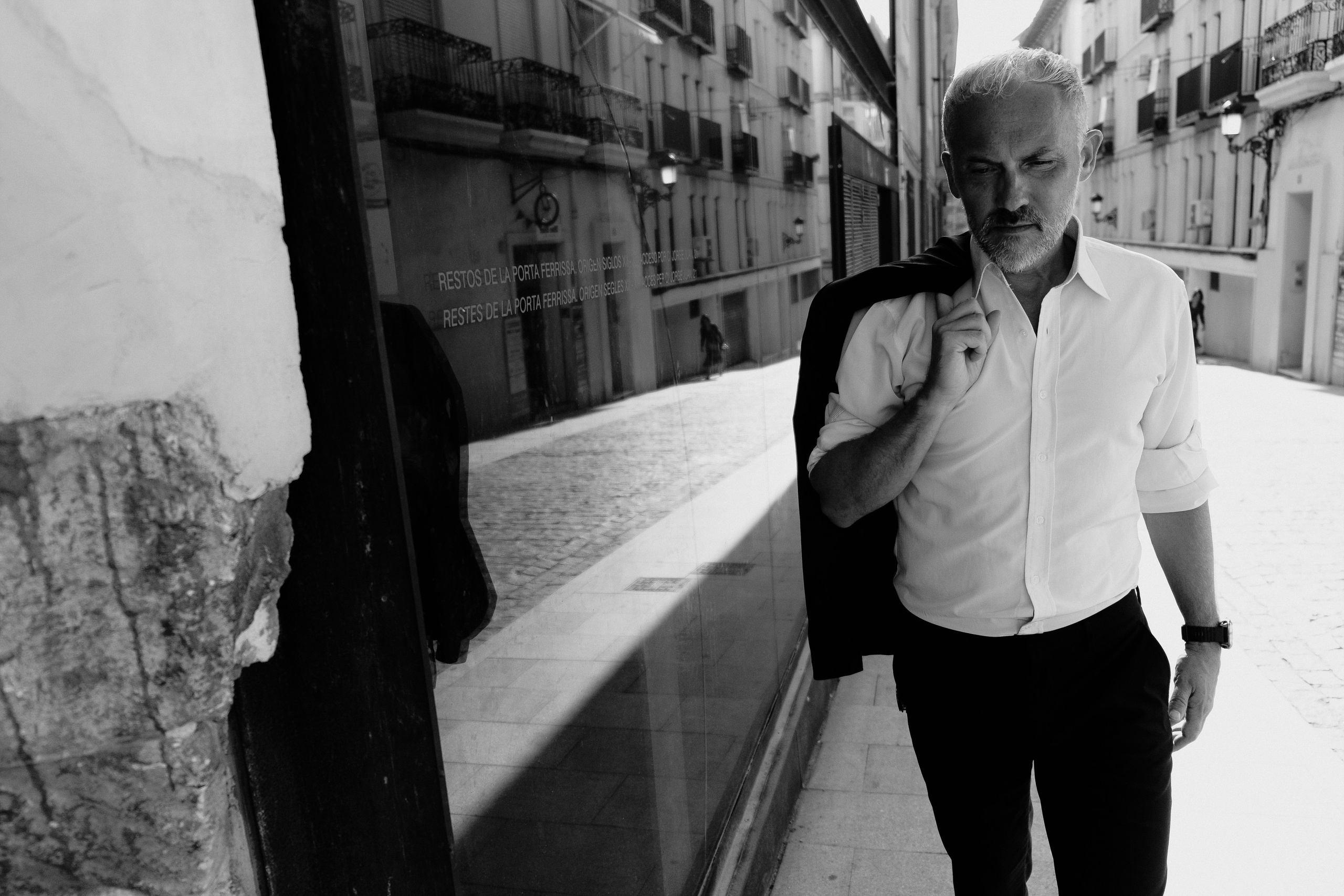 Портретная фотосессия музыканта Robert Skarsbakk в старом городе Аликанте для обложки альбома — Фотограф Андрей Луковников