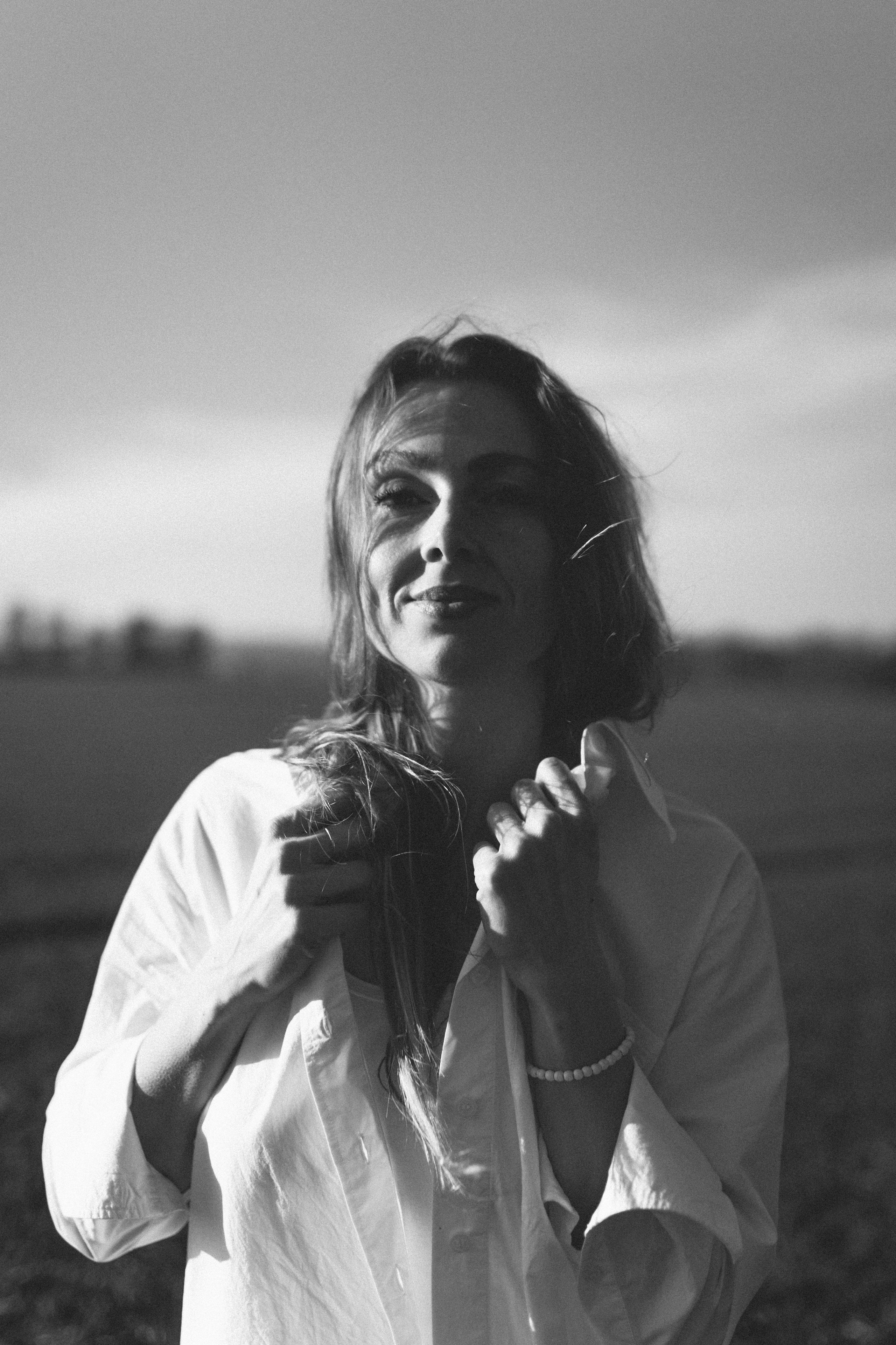 Outdoor-Porträt einer Frau mit natürlicher Ausstrahlung