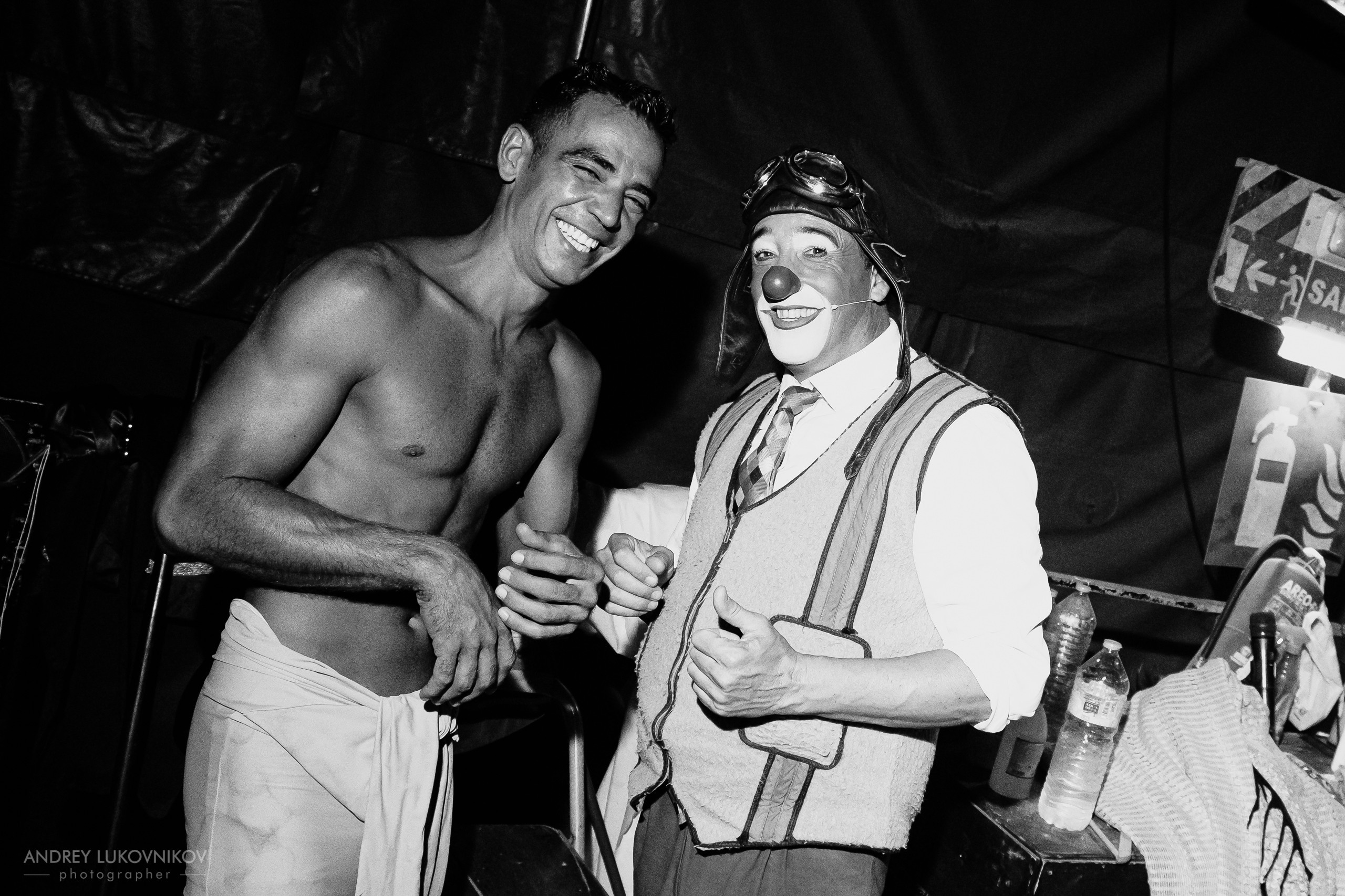 Sesión de fotos entre bastidores en El Circo Encantado: la vida de los artistas tras bambalinas