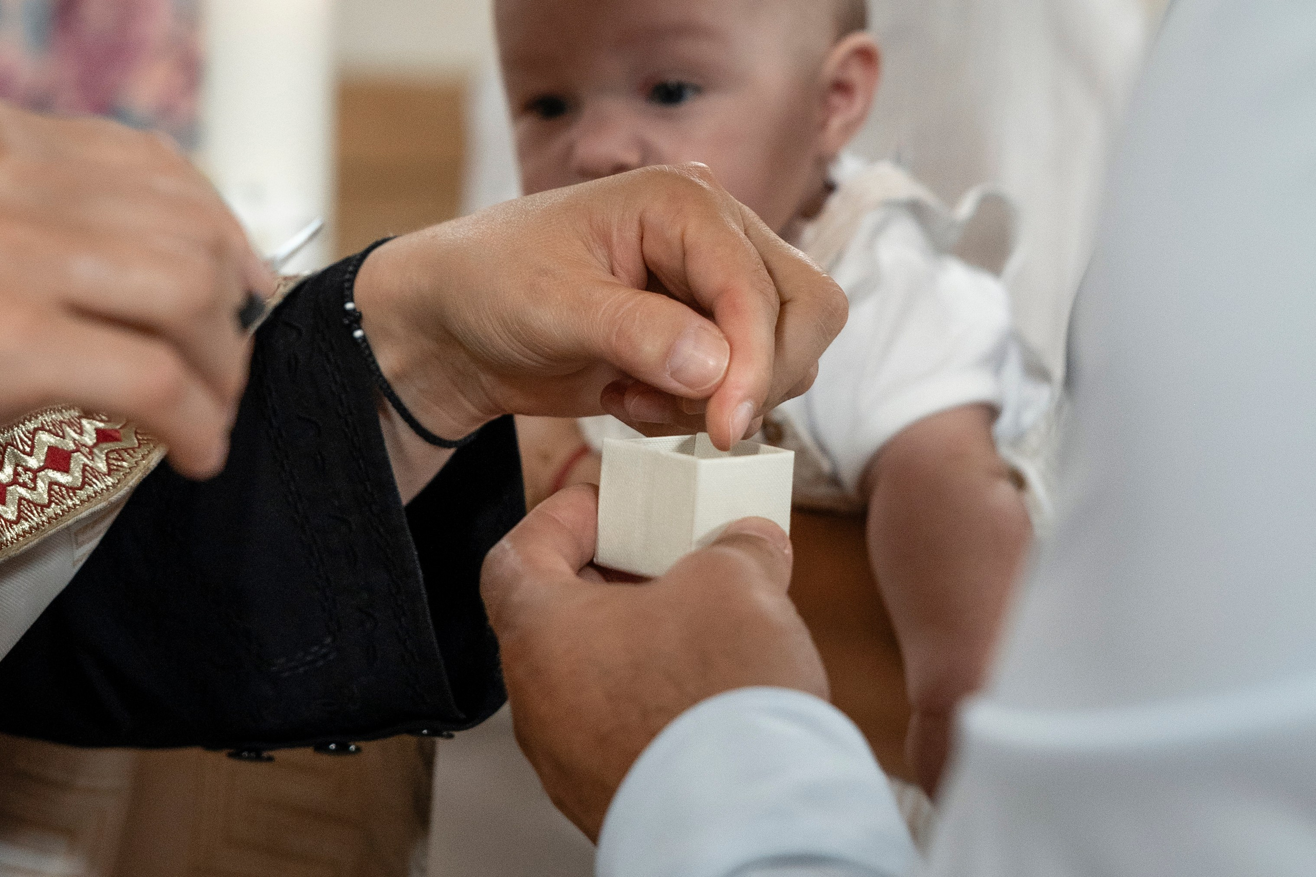 Noah’s christening in Tournefeille and Paroisse Orthodoxe Roumaine of Toulouse “La Protection de la Mère de Dieu”. Eugénie Smirnova — photographe à Toulouse et dans le sud-ouest de la France
