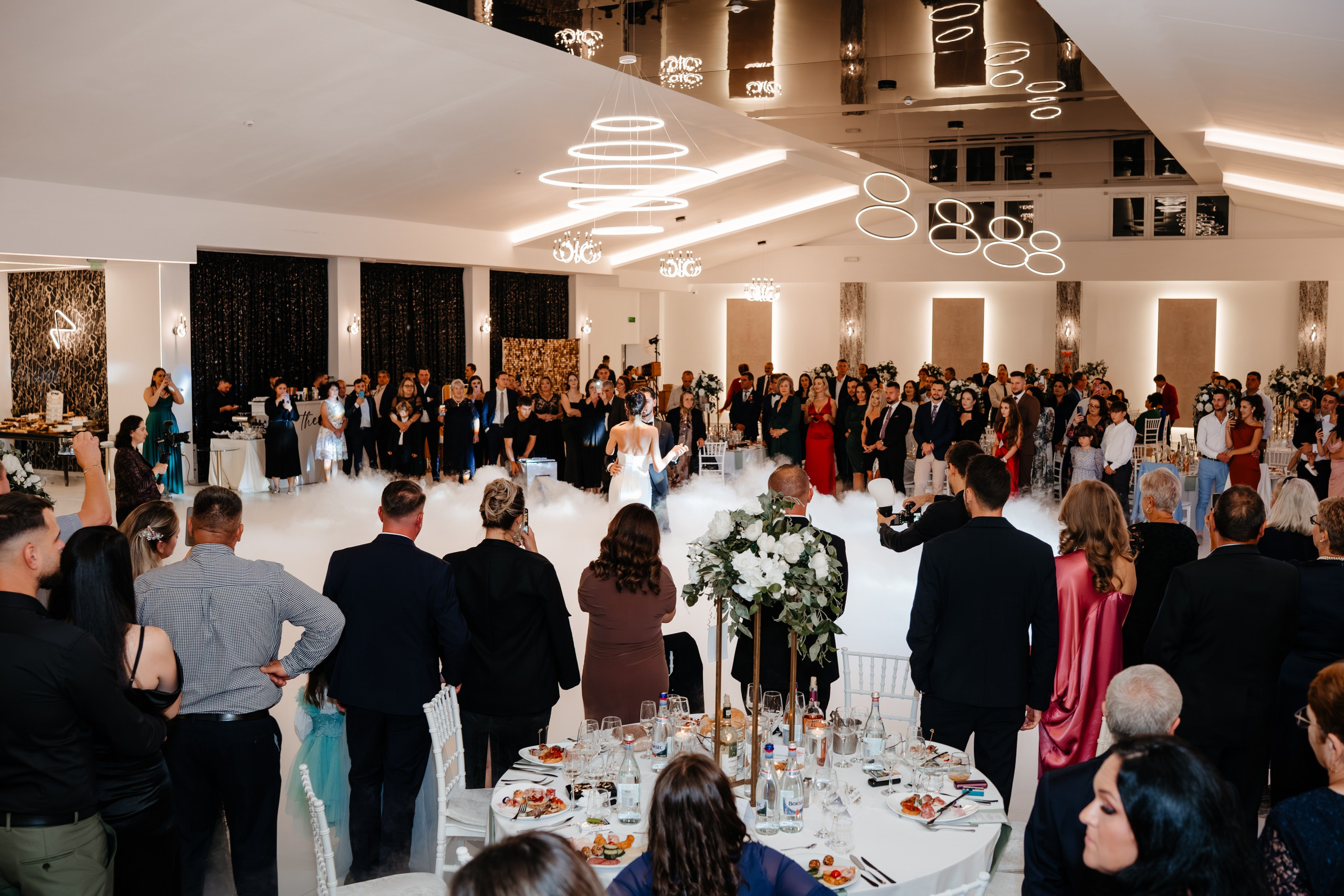 Invitații urmărind momentul artistic al mirilor în sala Anne Dărmănești.