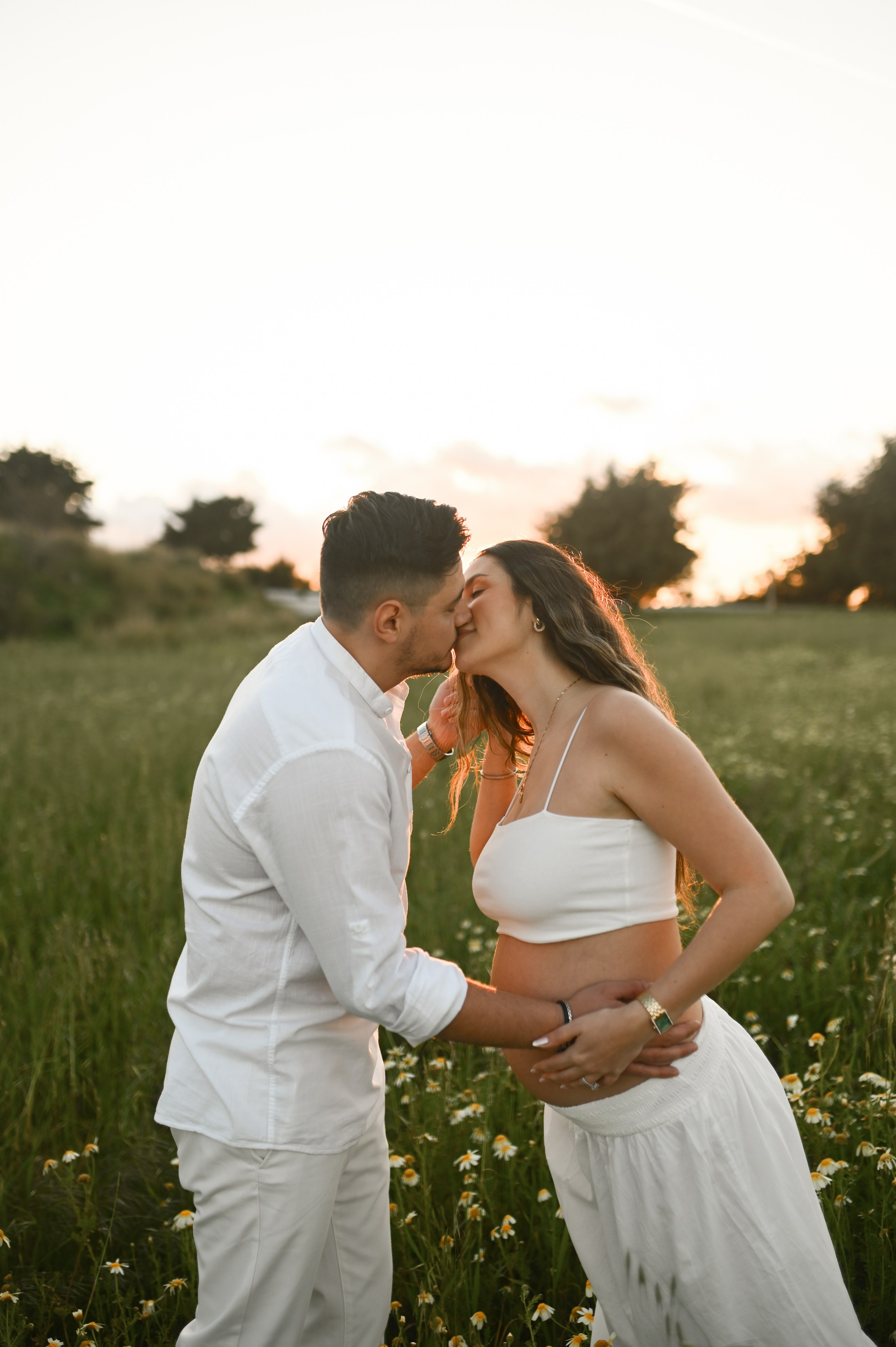 Ρομαντική φωτογράφιση εγκυμοσύνης σε χωράφι με λουλούδια. WELCOME