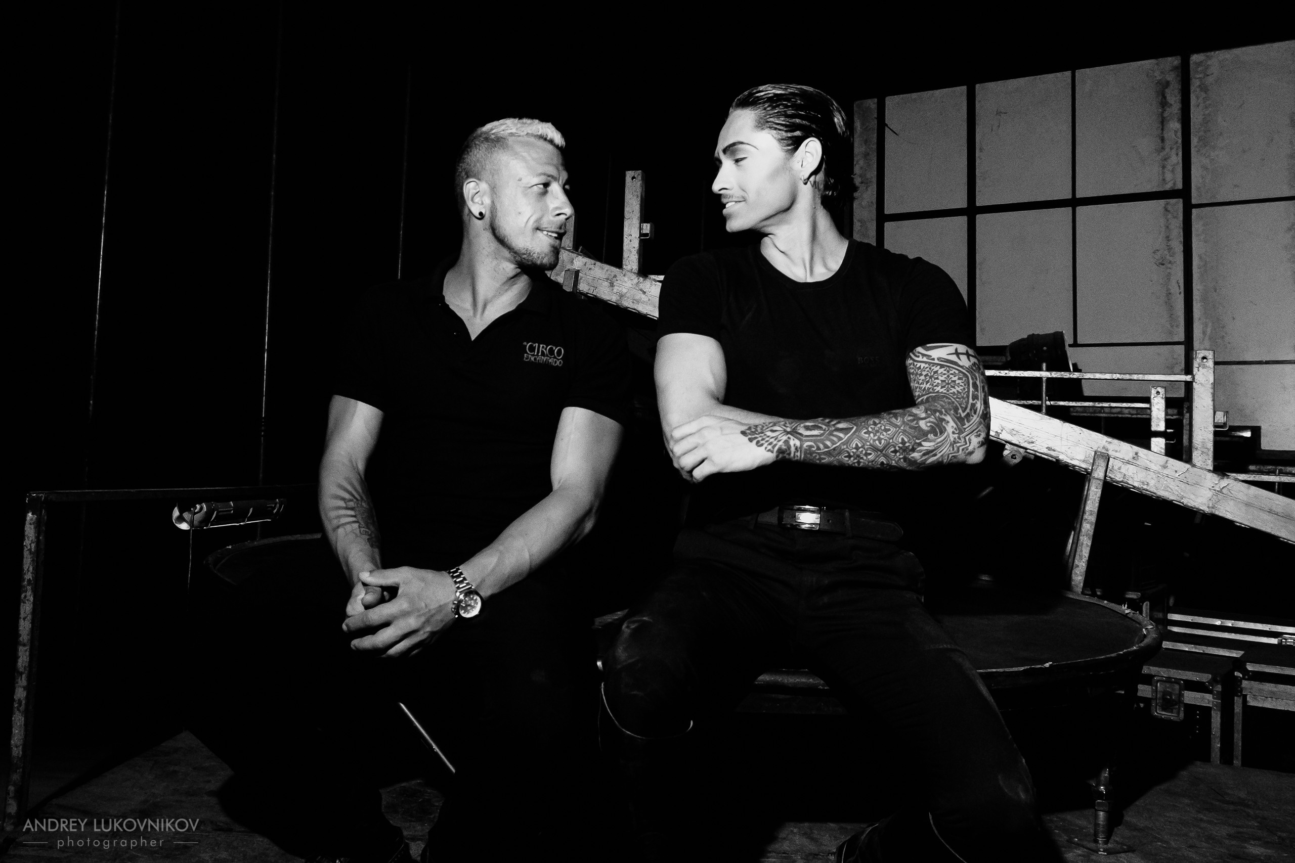 Sesión de fotos entre bastidores en El Circo Encantado: la vida de los artistas tras bambalinas