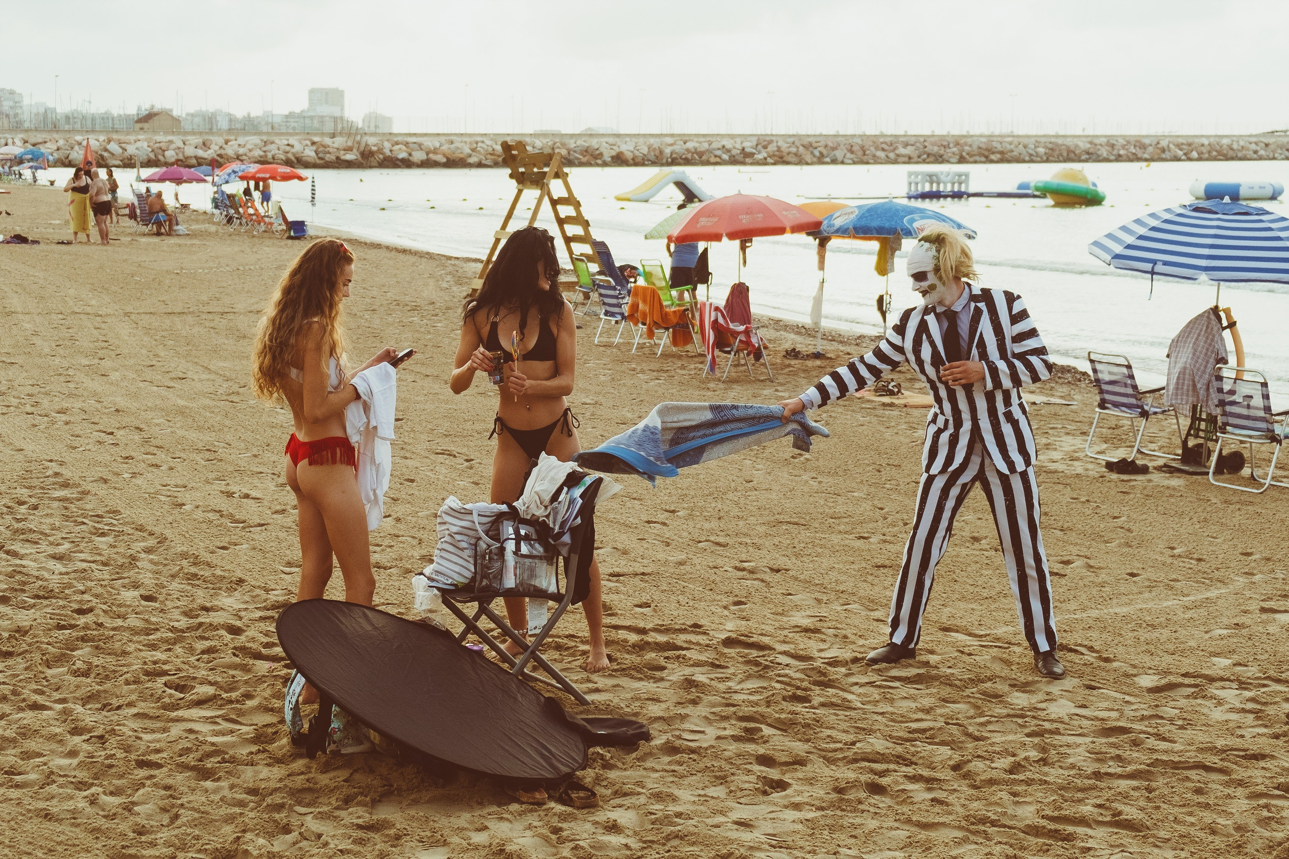 Beetlejuice на море: Экспериментальная фотосессия с цирковыми артистами — Фотограф Андрей Луковников