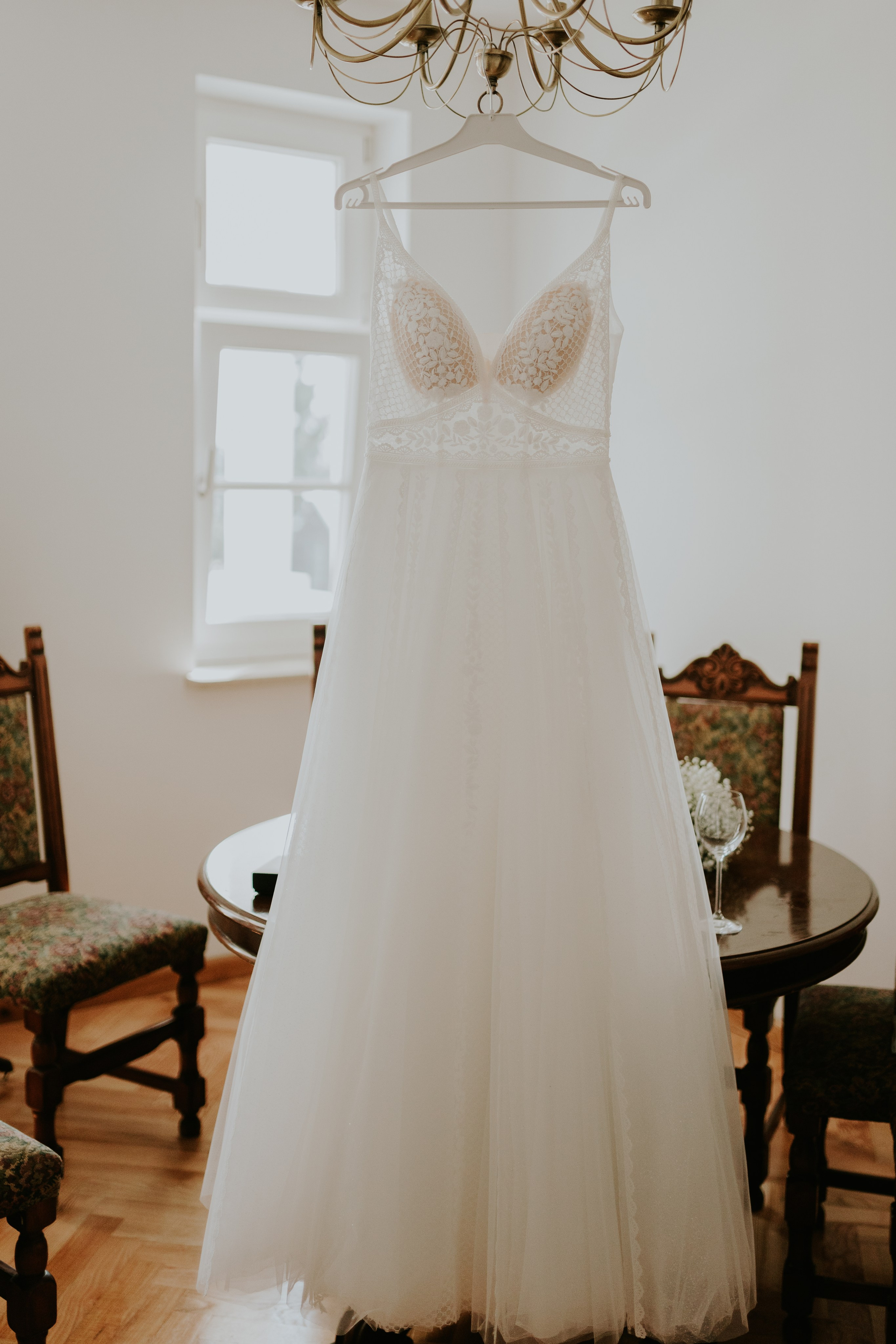 Dwór Wierzbno: plenerowy ślub pod wierzbą. Karkowskafoto - fotografia miłości