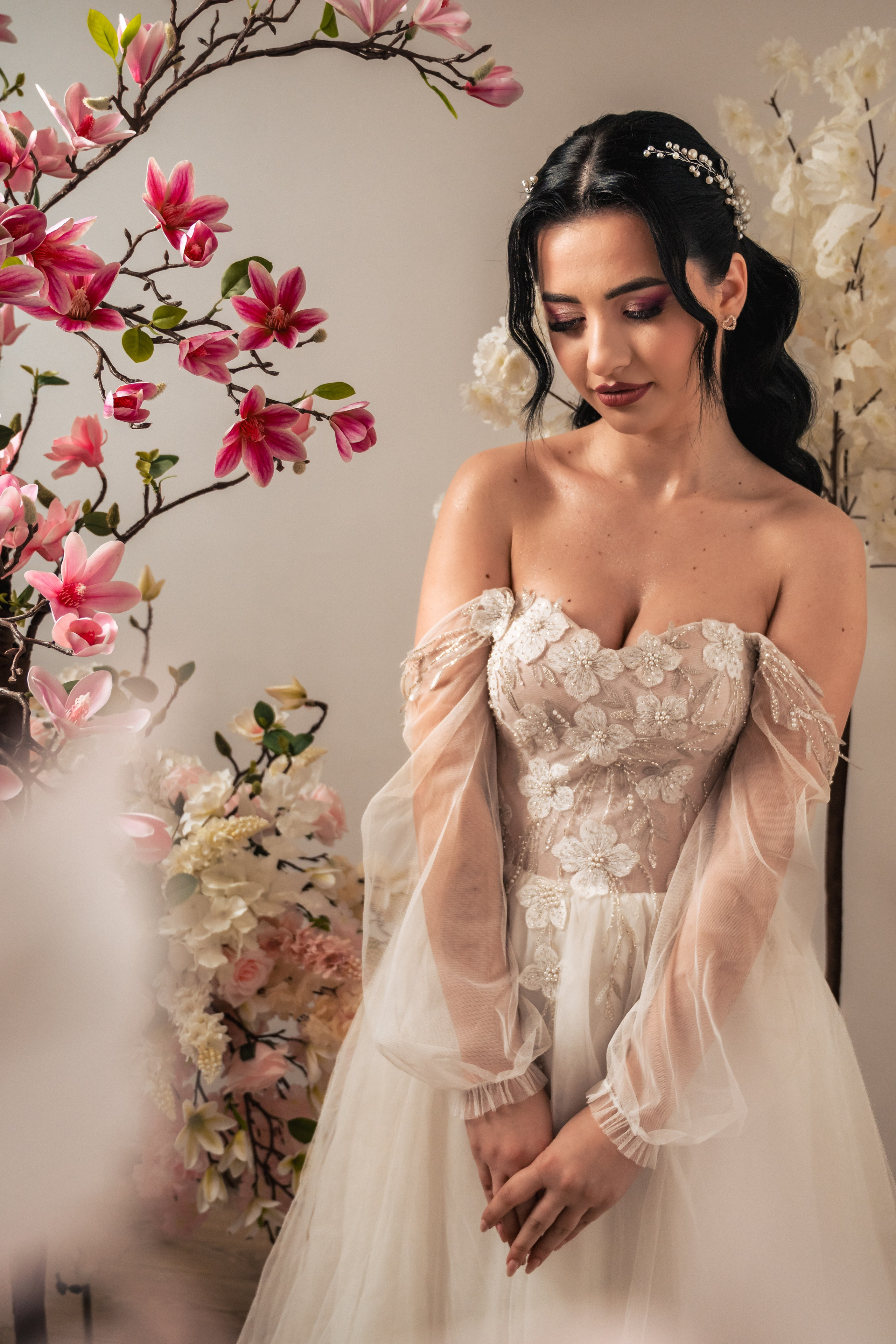 Detaliu al rochiei de mireasă, pus în valoare de textură, lumină și compoziție minimalistă. Stil elegant și natural, perfect pentru miresele moderne.