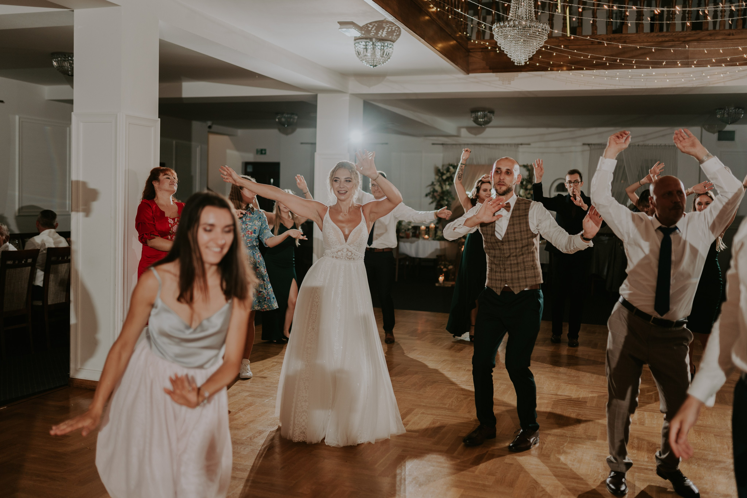 Dwór Wierzbno: plenerowy ślub pod wierzbą. Karkowskafoto - fotografia miłości