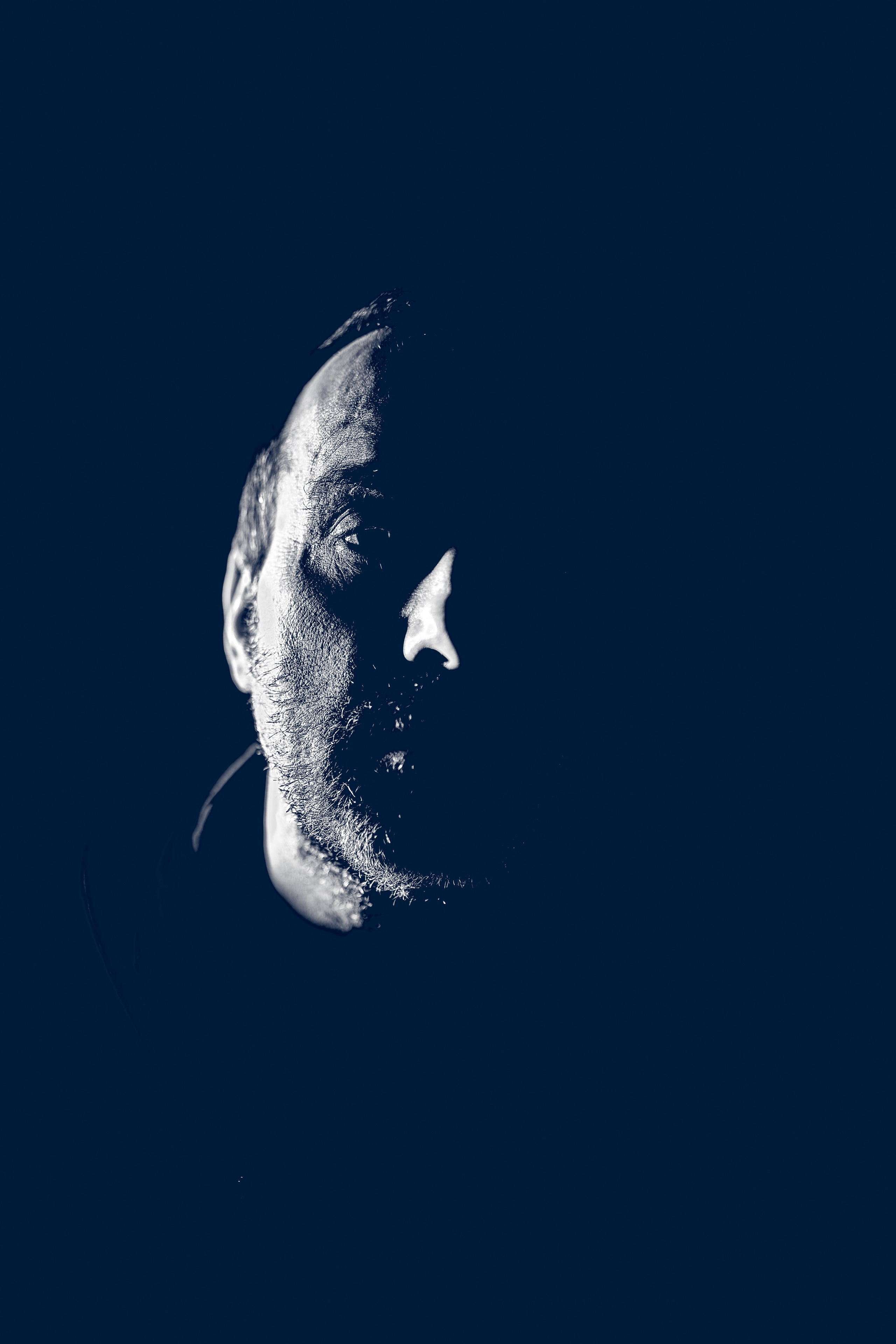 Artur Krasicki - portrety "Poeta - Ból Istnienia". Portretowy fotograf Andriej Szypiłow. Spojrzenie na Kumpla w stylu Noir. Każdy z nas ma swoją ciemną stronę… Portret czarno-biały. BW. Black and White Portrait.