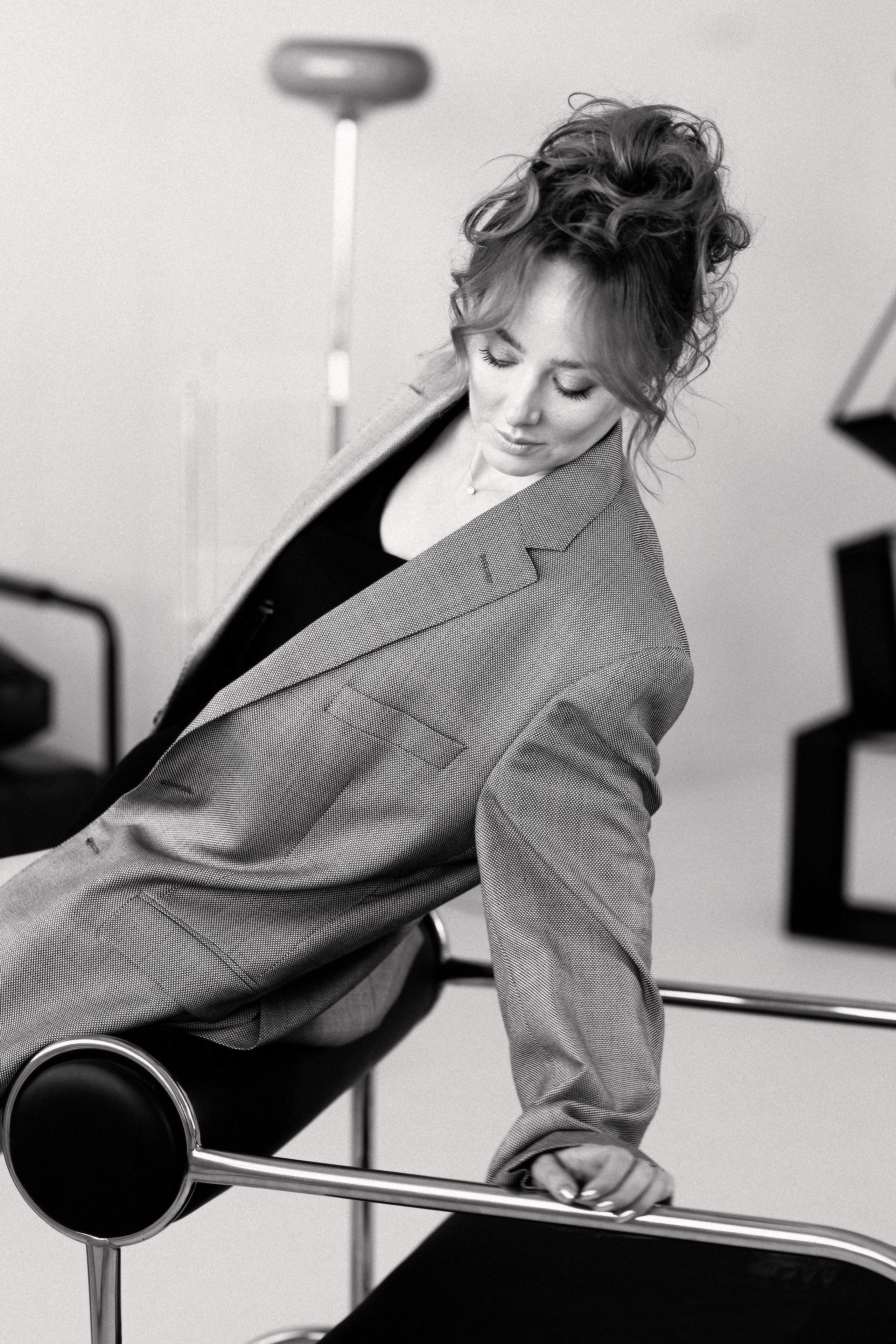 Уникальность черно-белого портрета в мужском пиджак. Валерия Вартанова. Фотограф