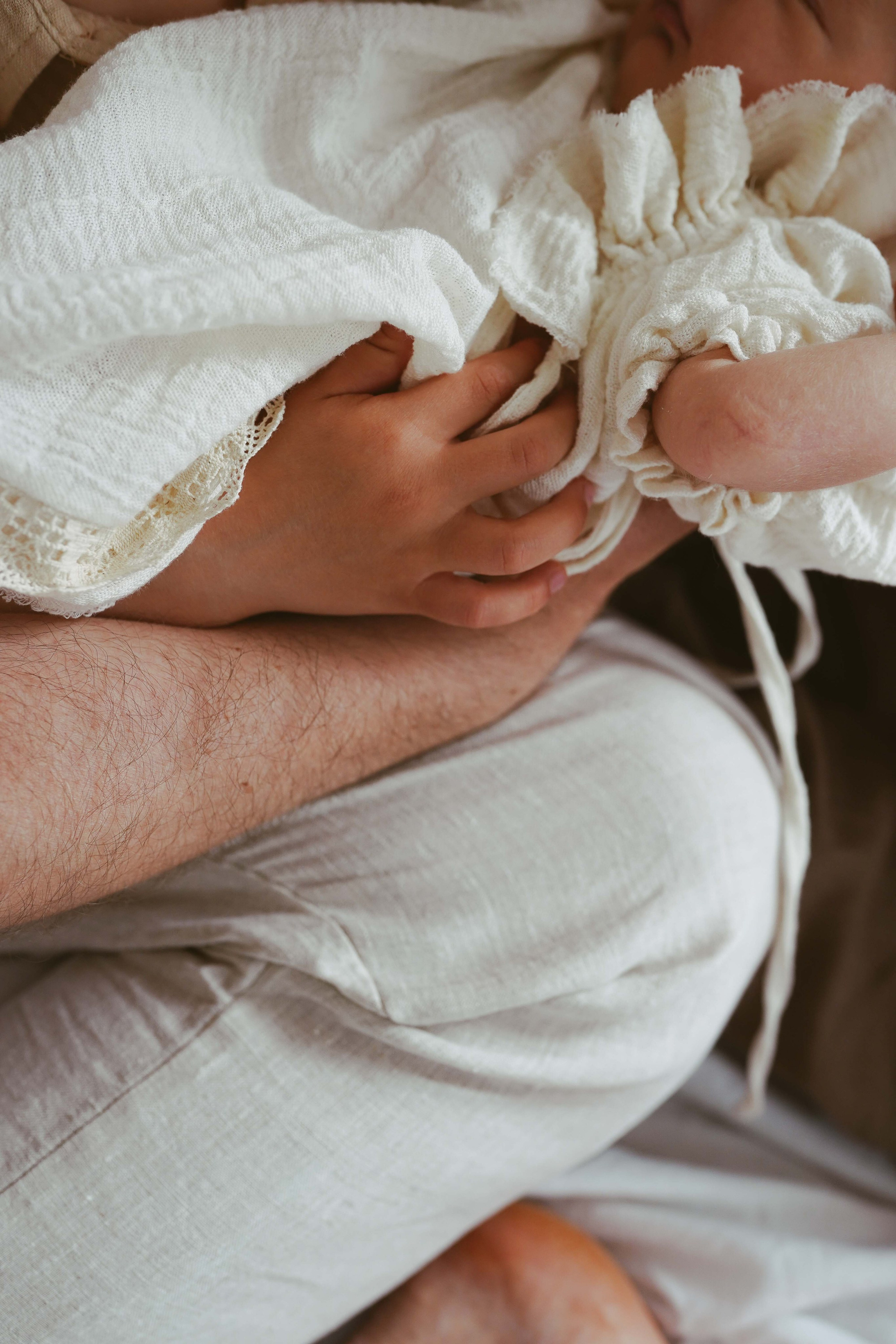 Inspira sesiune foto nou-nascut. Madalina Beda- Artist vizual, fotograf, doula la nastere, consultant babywearing Brasov si in toata tara