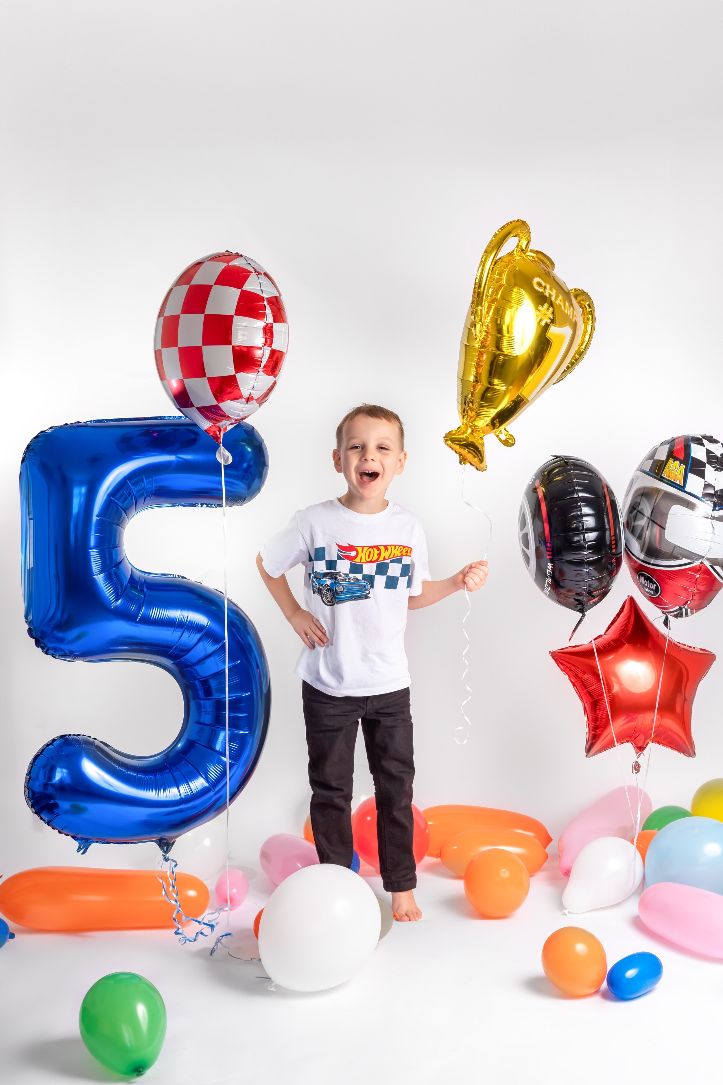 Cake smash photo session Hertfordshire, Stevenage. Stevenage, Hertfordshire family, maternity and newborn photographer