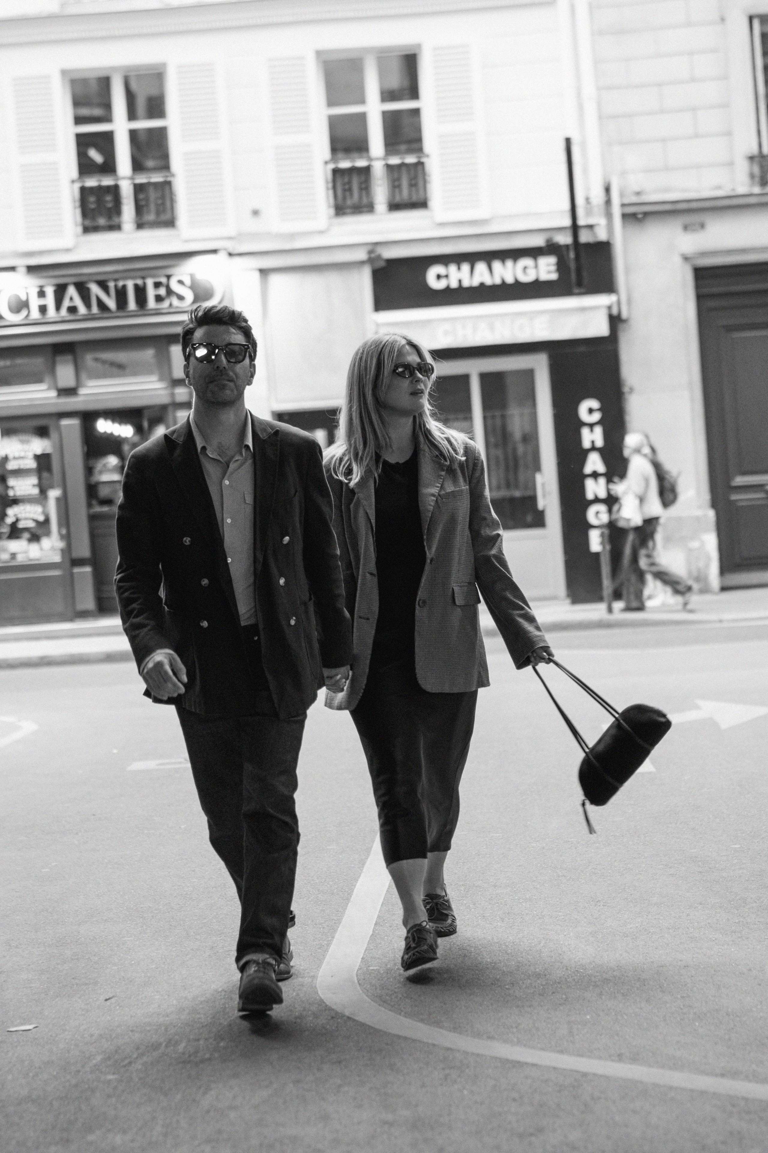 пара на улицах Париже без туристических локаций