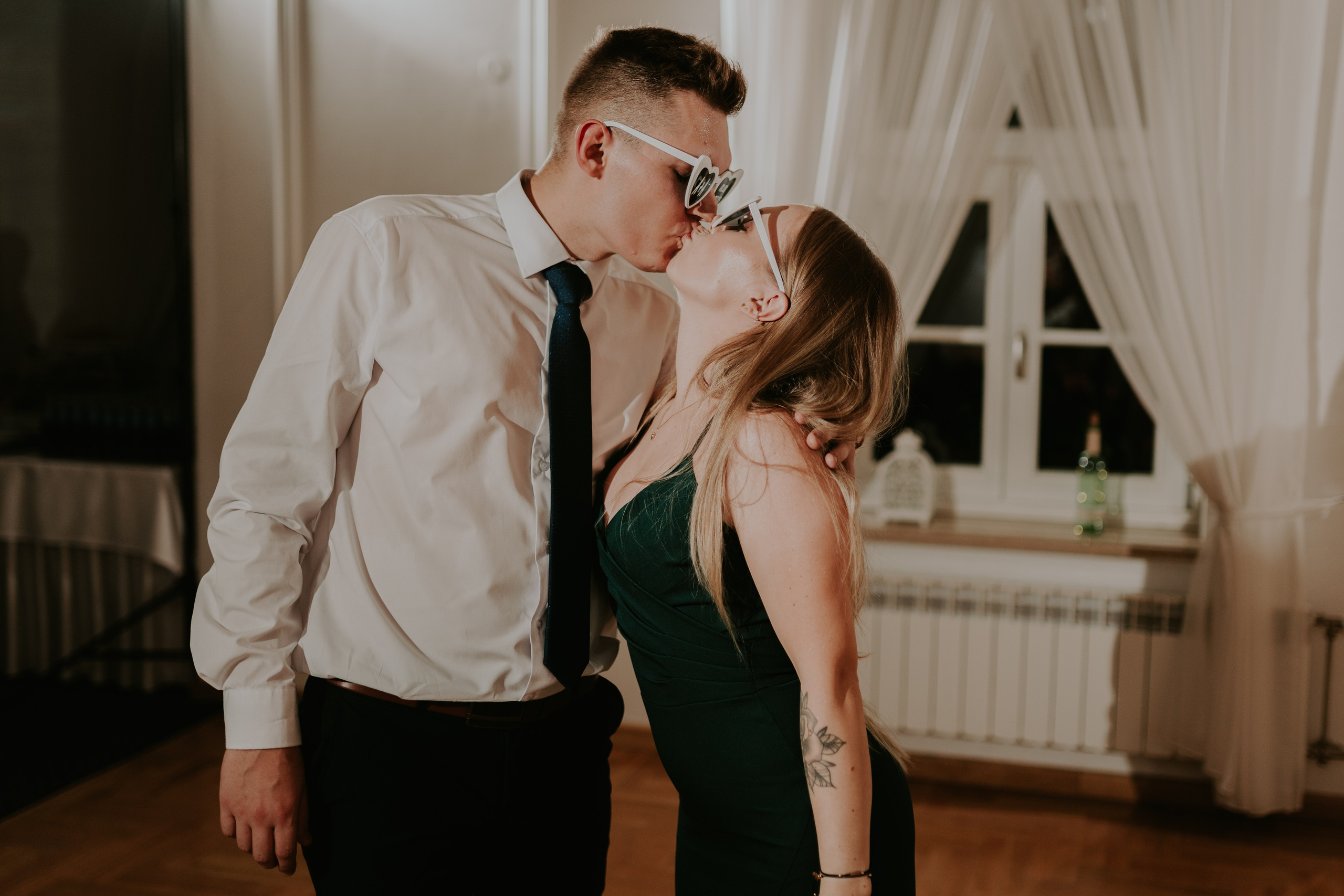 Dwór Wierzbno: plenerowy ślub pod wierzbą. Karkowskafoto - fotografia miłości