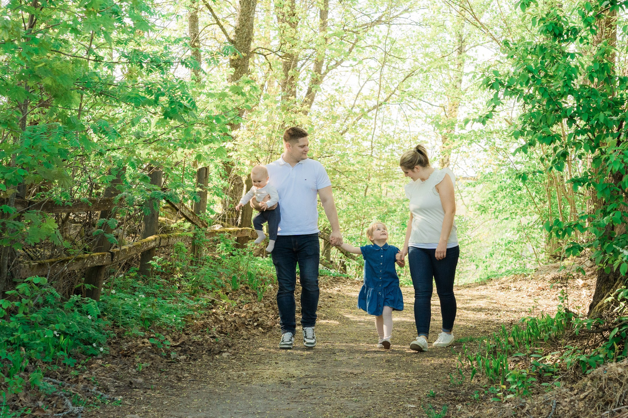 Lapsi- ja perhekuvaus aurinkoisena päivänä Espoossa