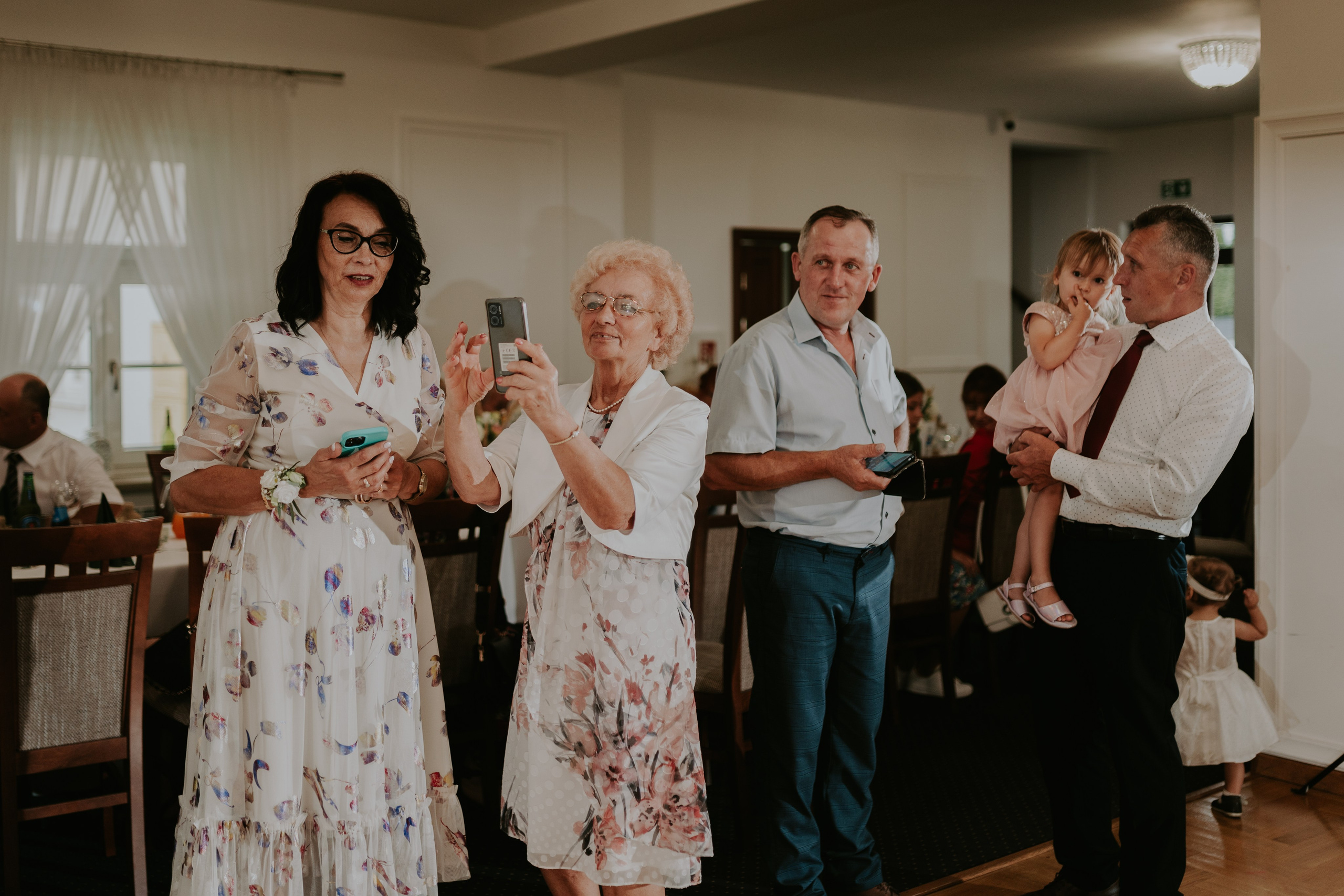 Dwór Wierzbno: plenerowy ślub pod wierzbą. Karkowskafoto - fotografia miłości