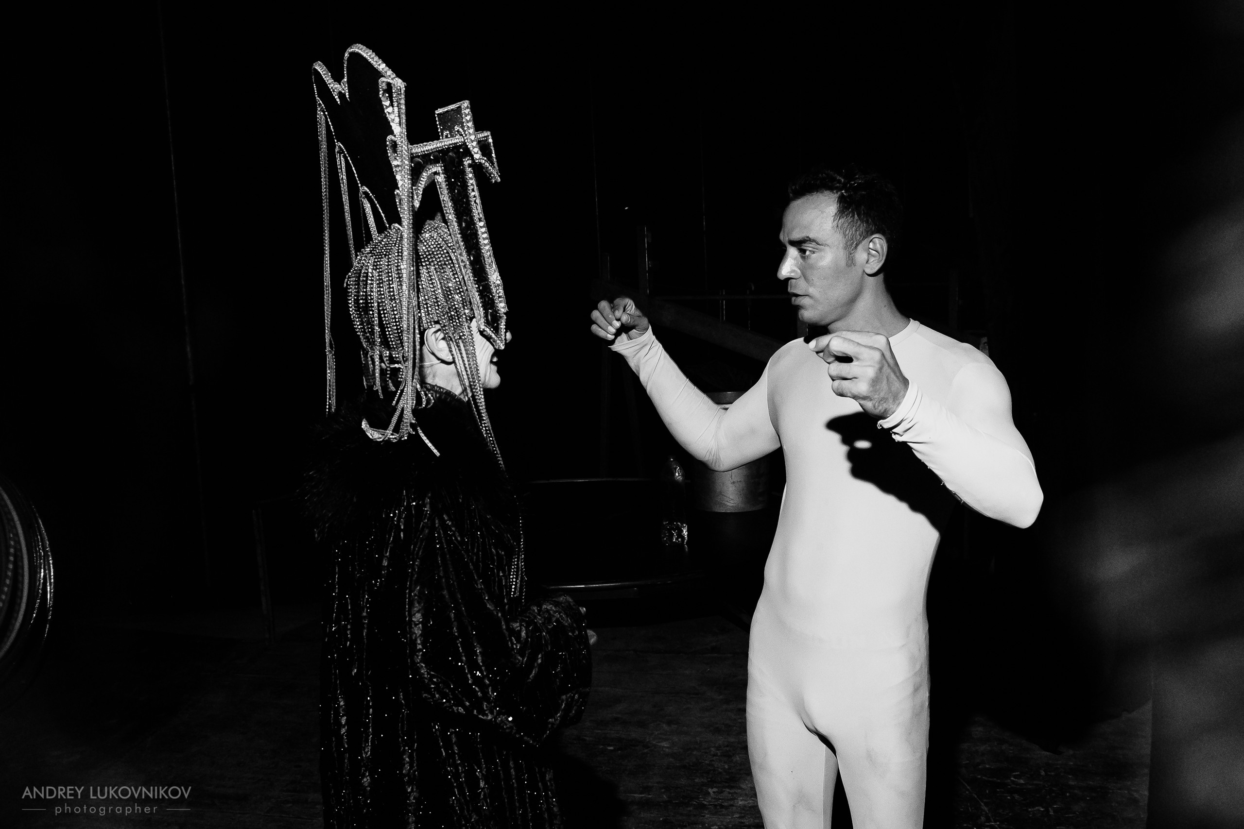 Sesión de fotos entre bastidores en El Circo Encantado: la vida de los artistas tras bambalinas