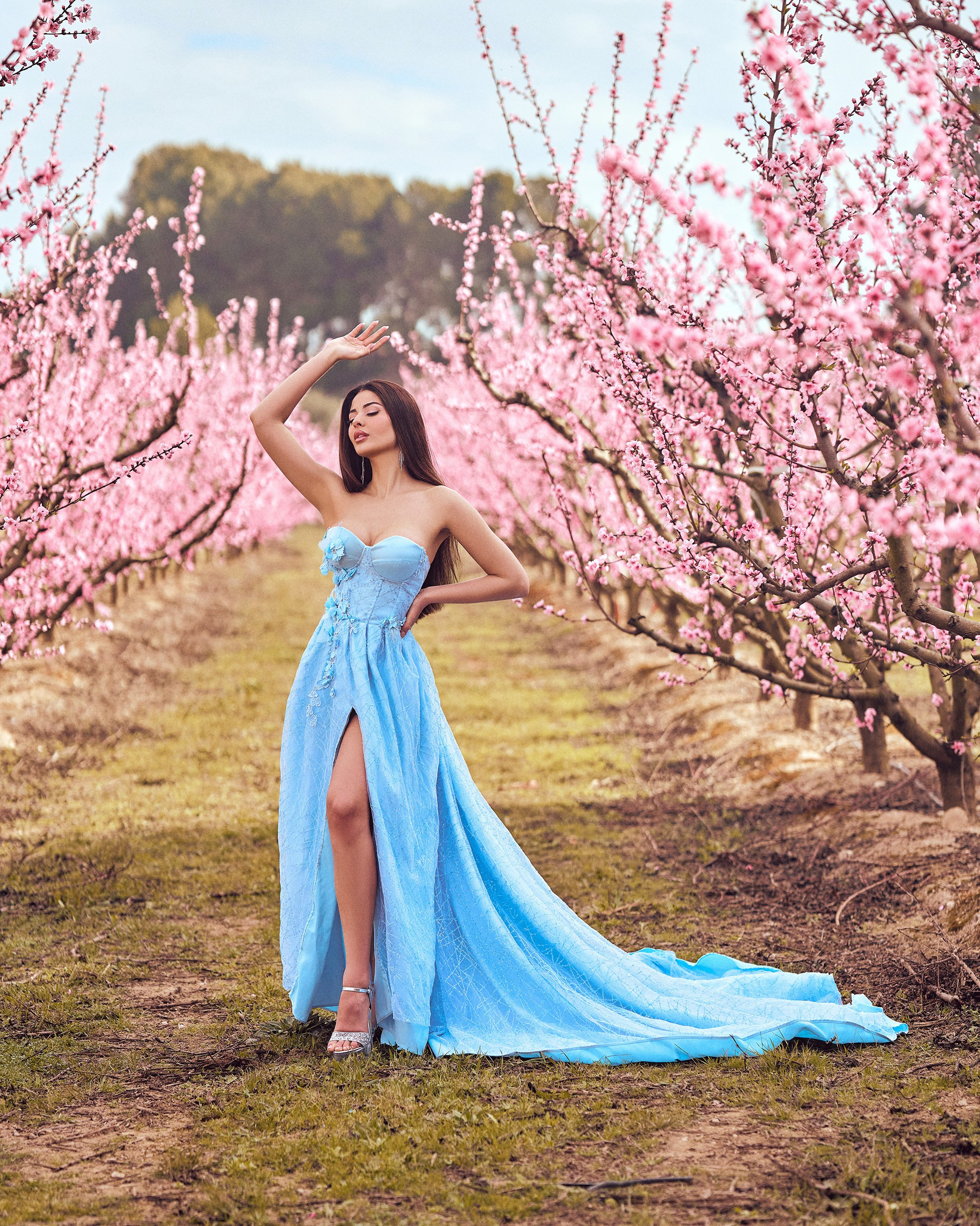 Sesión de fotos en los campos de melocotoneros en flor. Barcelona Photographer | Studio & Outdoor Photo Sessions | Svyatoslav Usmyal