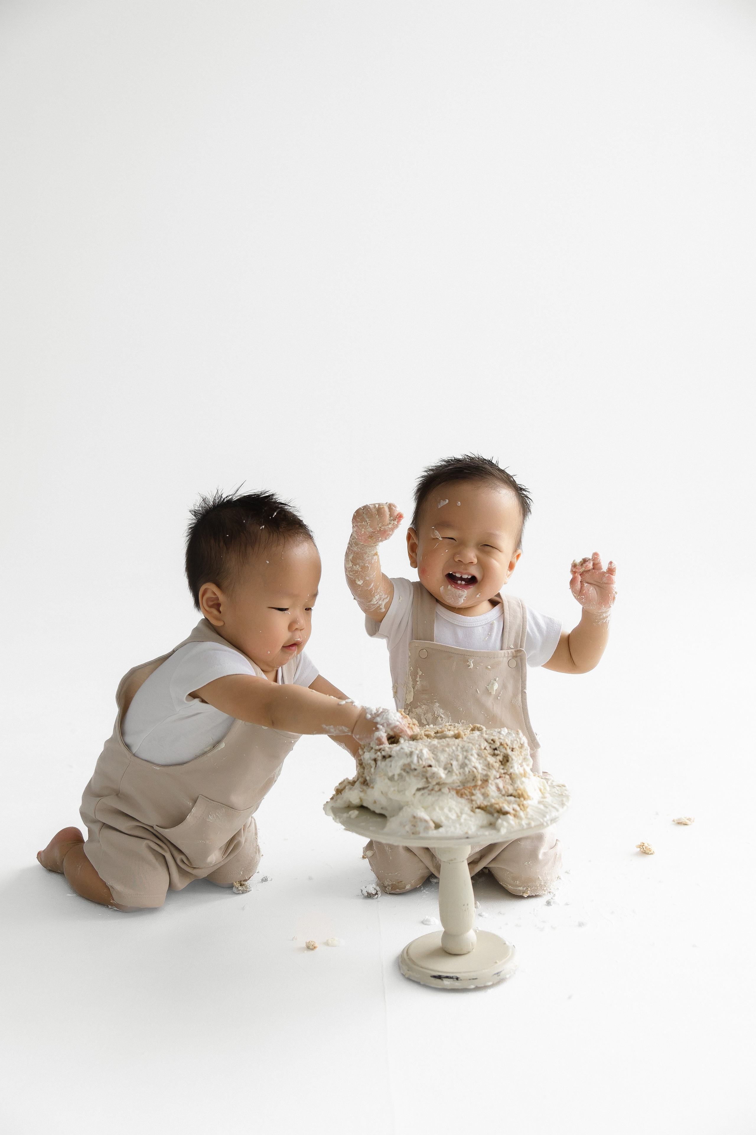 Baby Cake Smash Photographer in Toronto. Iana Banana | Toronto Maternity, Newborn & Family Photographer