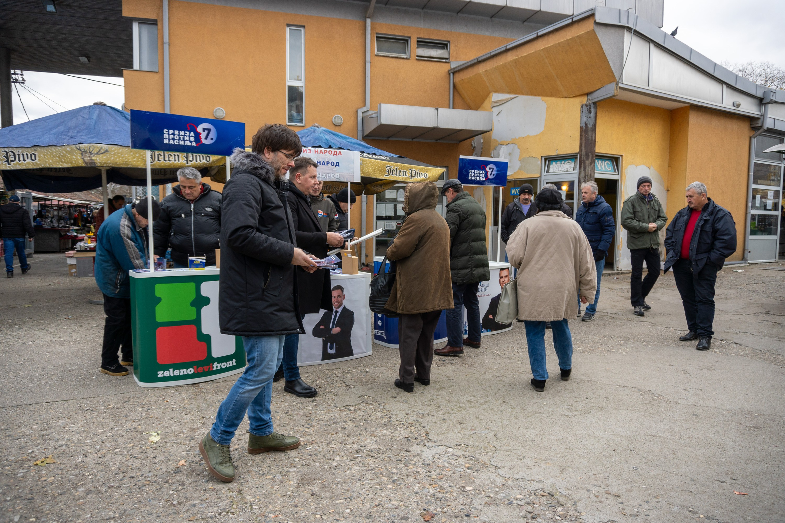 Листа „Србија против насиља” на градској пијаци упознавала грађане са програмом. Lokalni Front VA