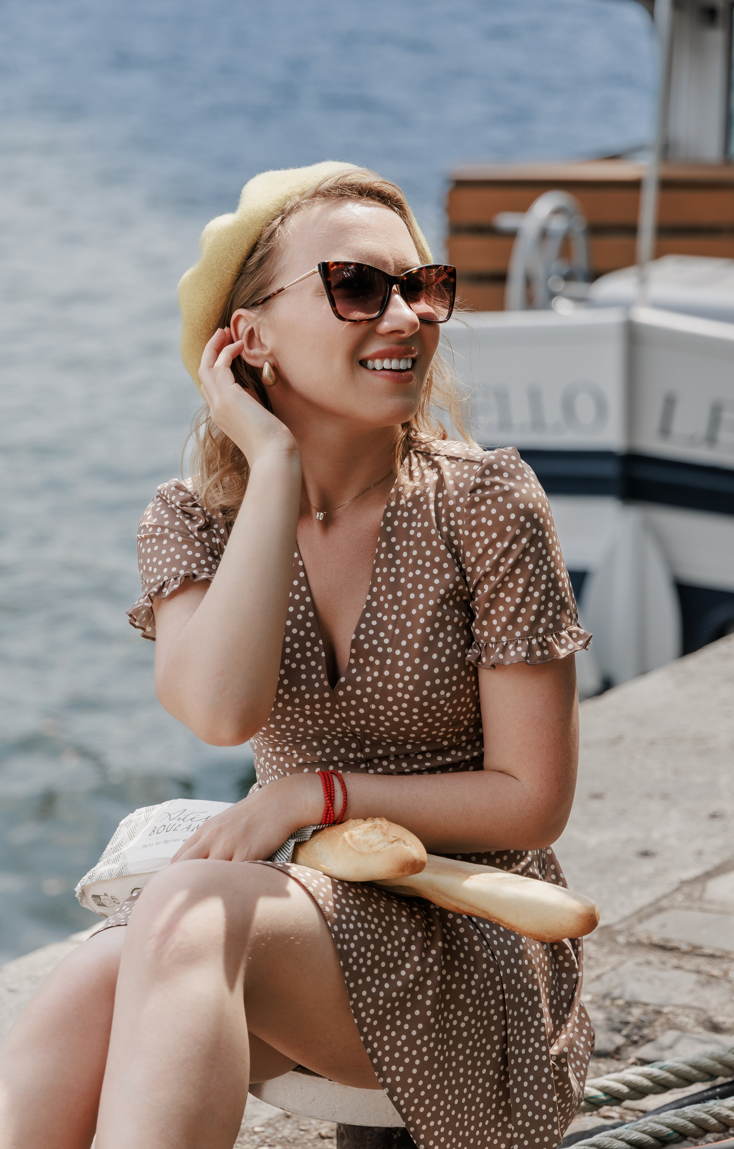 📸 French Dream in Every Frame: ISTA PHOTO SHOOT with a Baguette, Beret & Iconic Tower Backdrop. Photographe à Paris