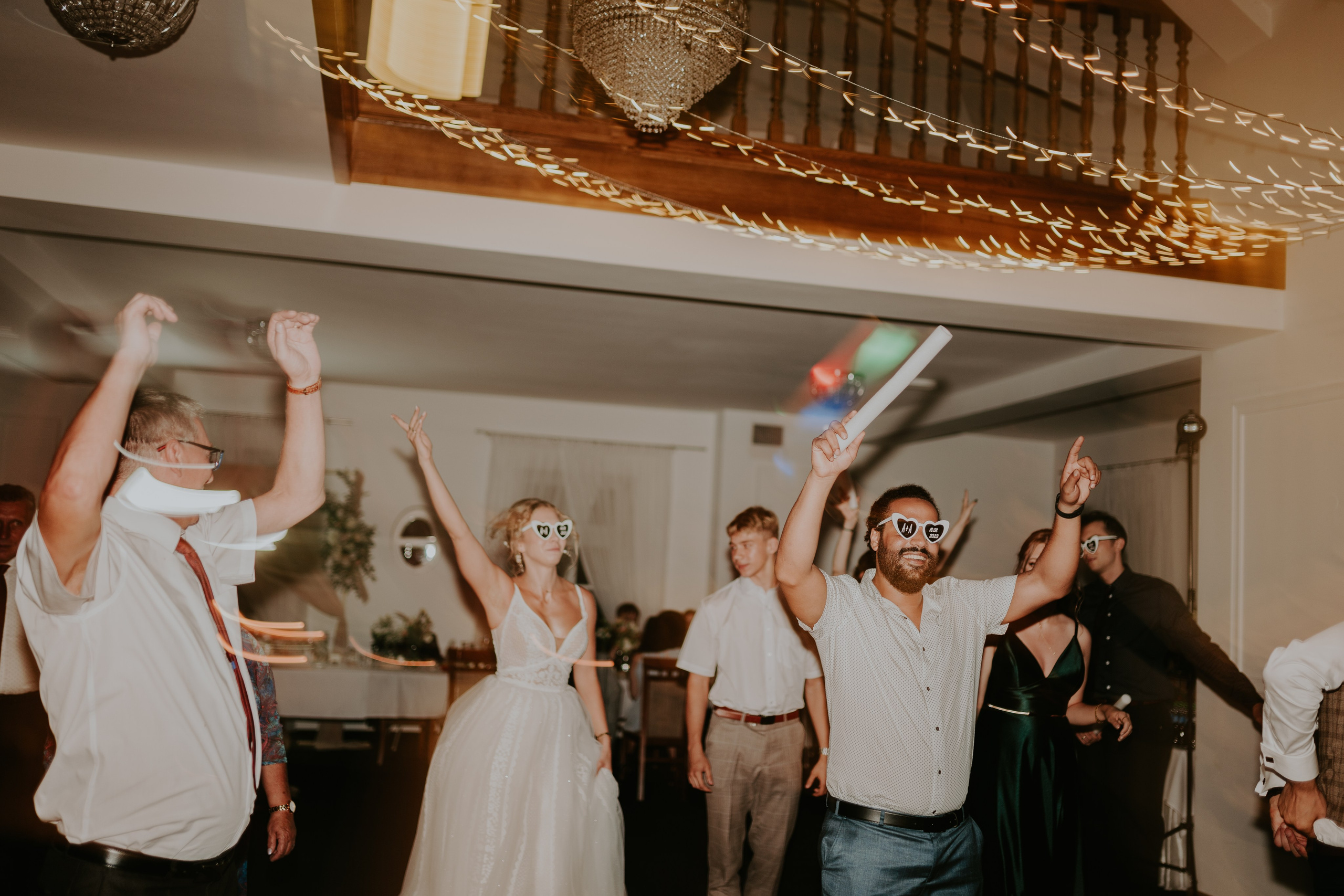 Dwór Wierzbno: plenerowy ślub pod wierzbą. Karkowskafoto - fotografia miłości