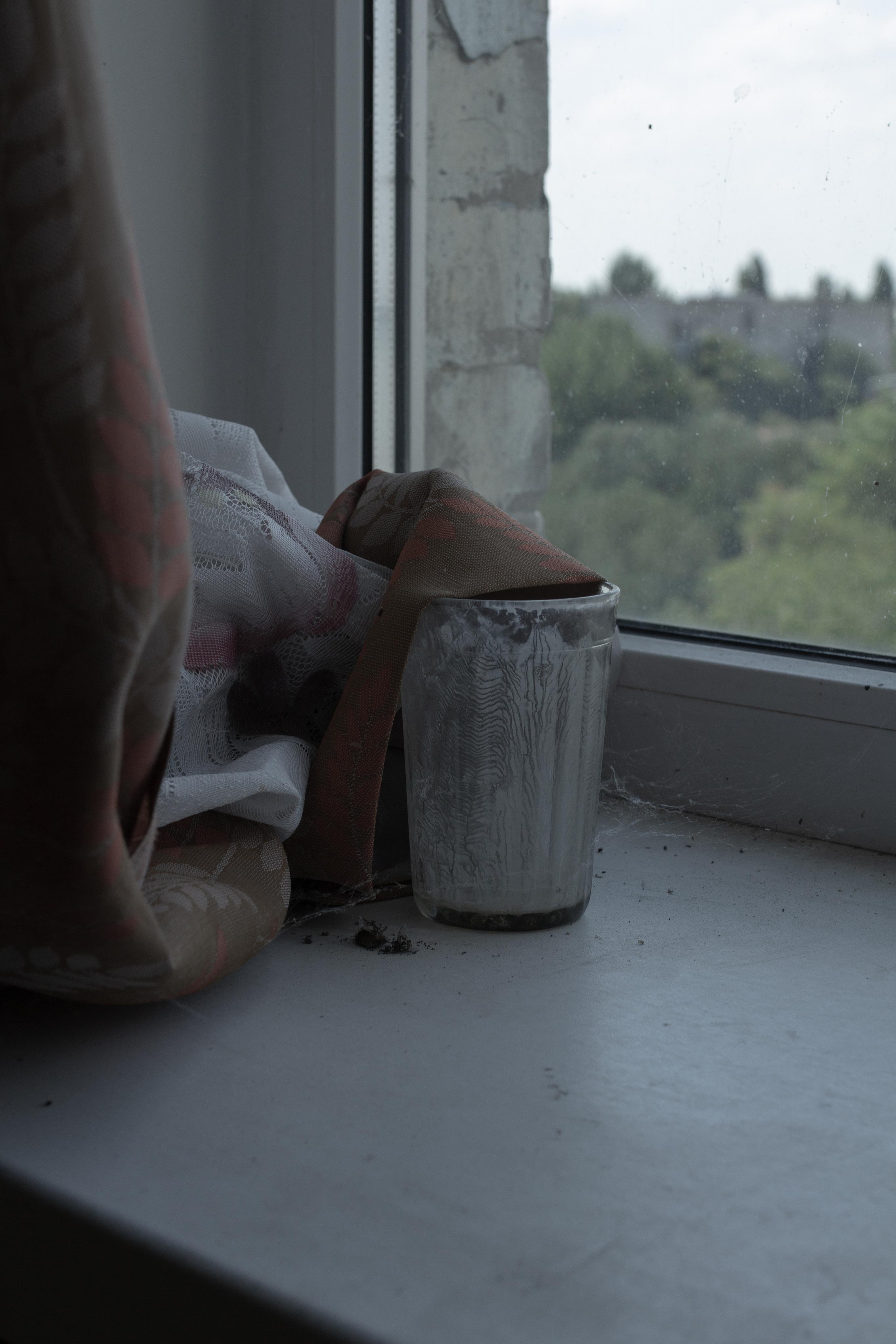 Стакан с кефиром остался стоять на подоконнике в неизменном виде ещё на два года.