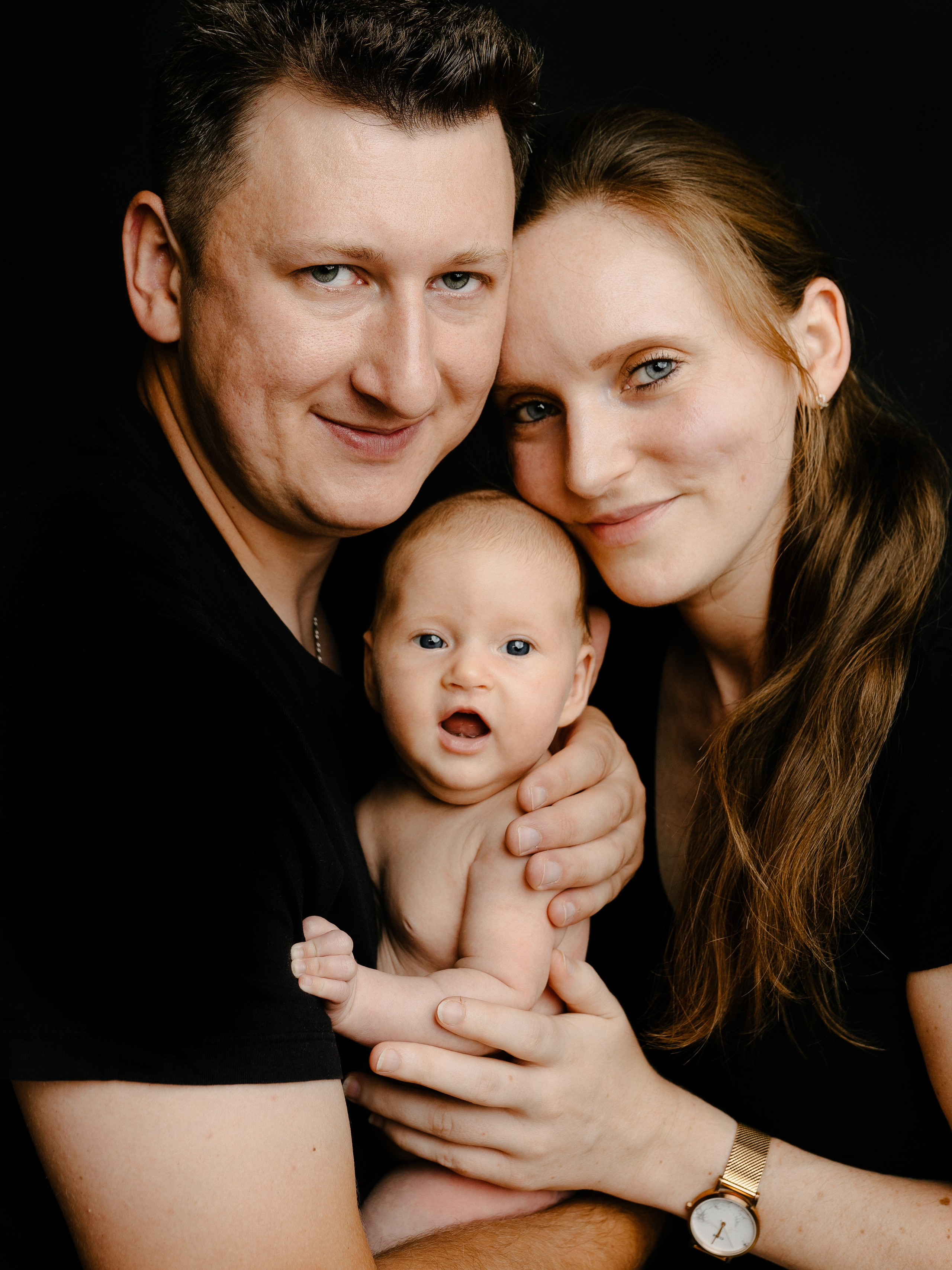 Glückliche Familie zusammen. Eltern mit ihrem Baby in einem ruhigen Moment zu Hause. Familienfotoshooting zuhause