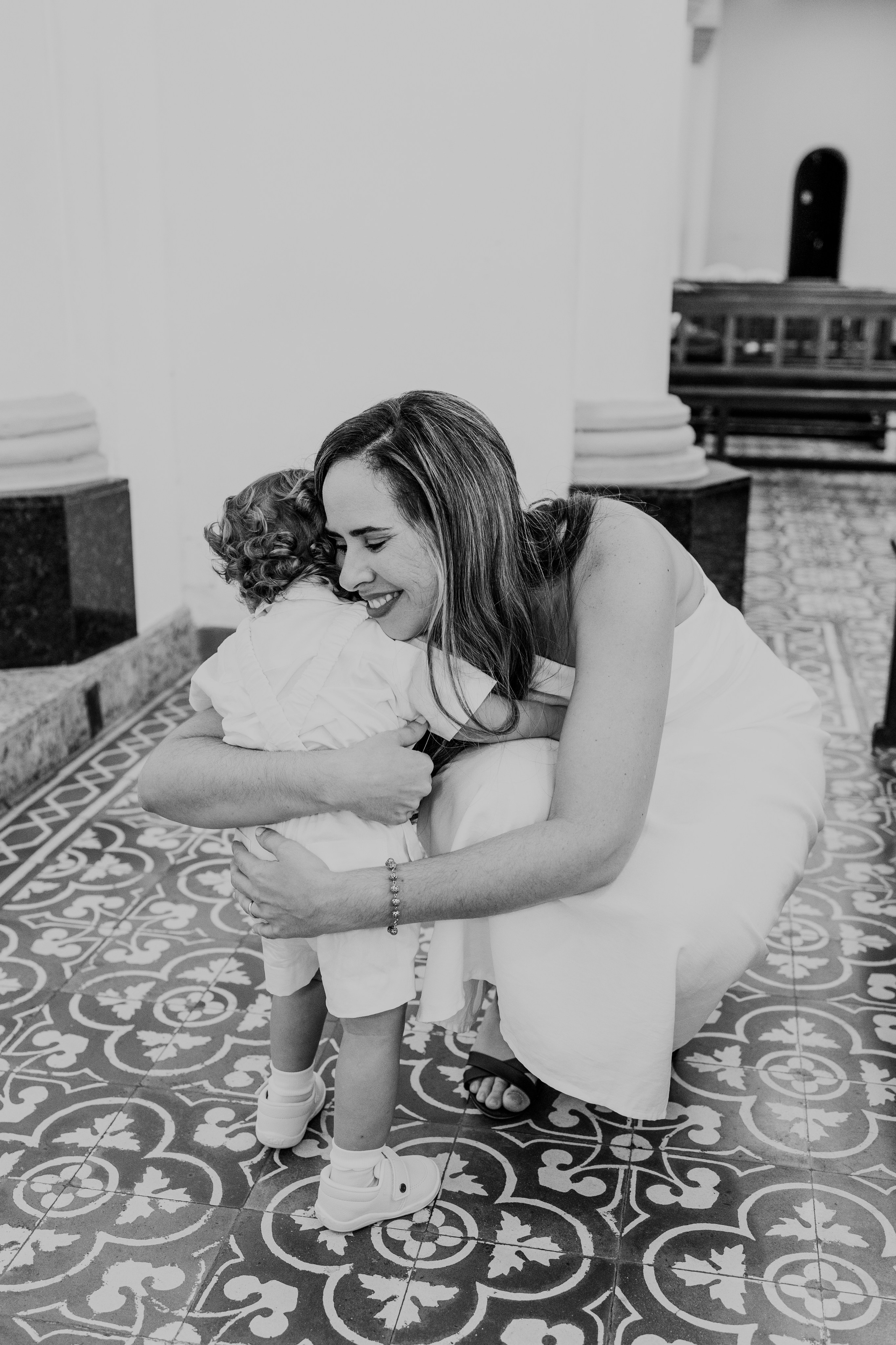 Abraço de mão e bebê em igreja antes do batizado