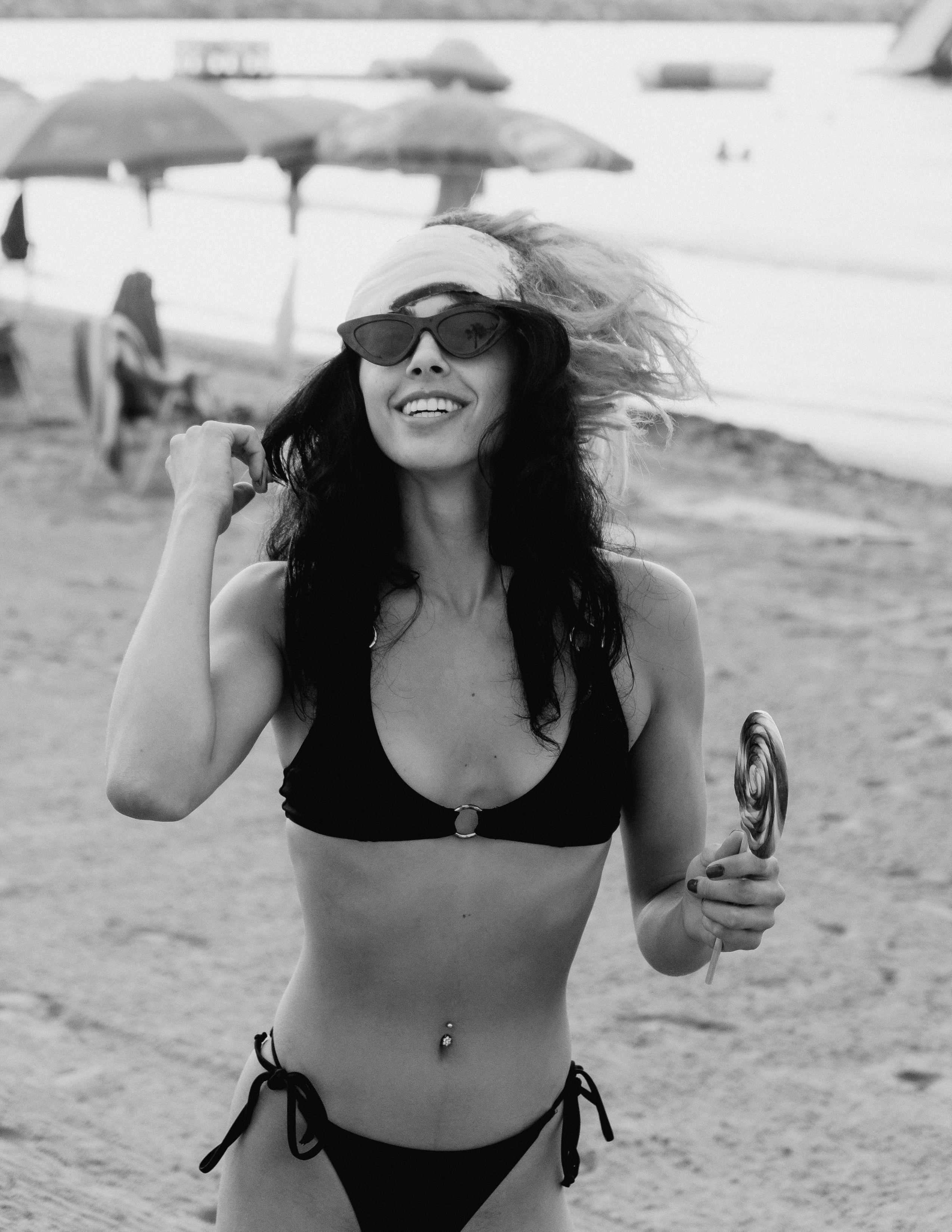 Beetlejuice на море: Экспериментальная фотосессия с цирковыми артистами — Фотограф Андрей Луковников