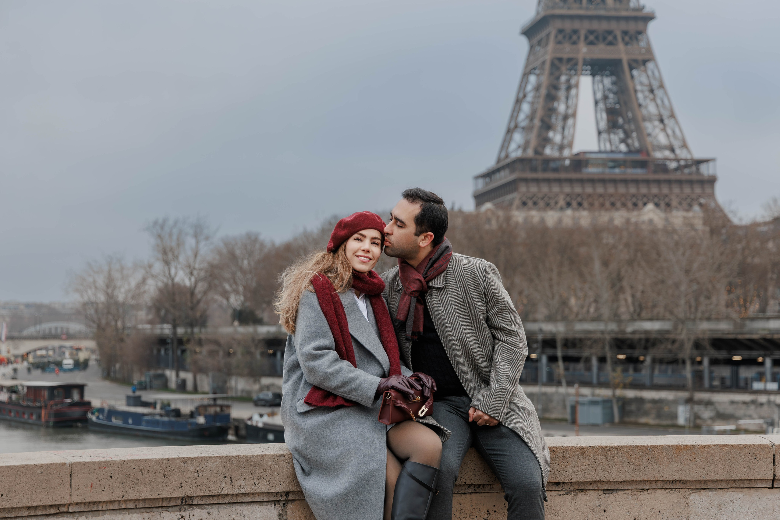 Bir-Hakeim Bridge in Paris — The Iconic Location for Luxury Proposal & Elopement Photography. Photographe à Paris