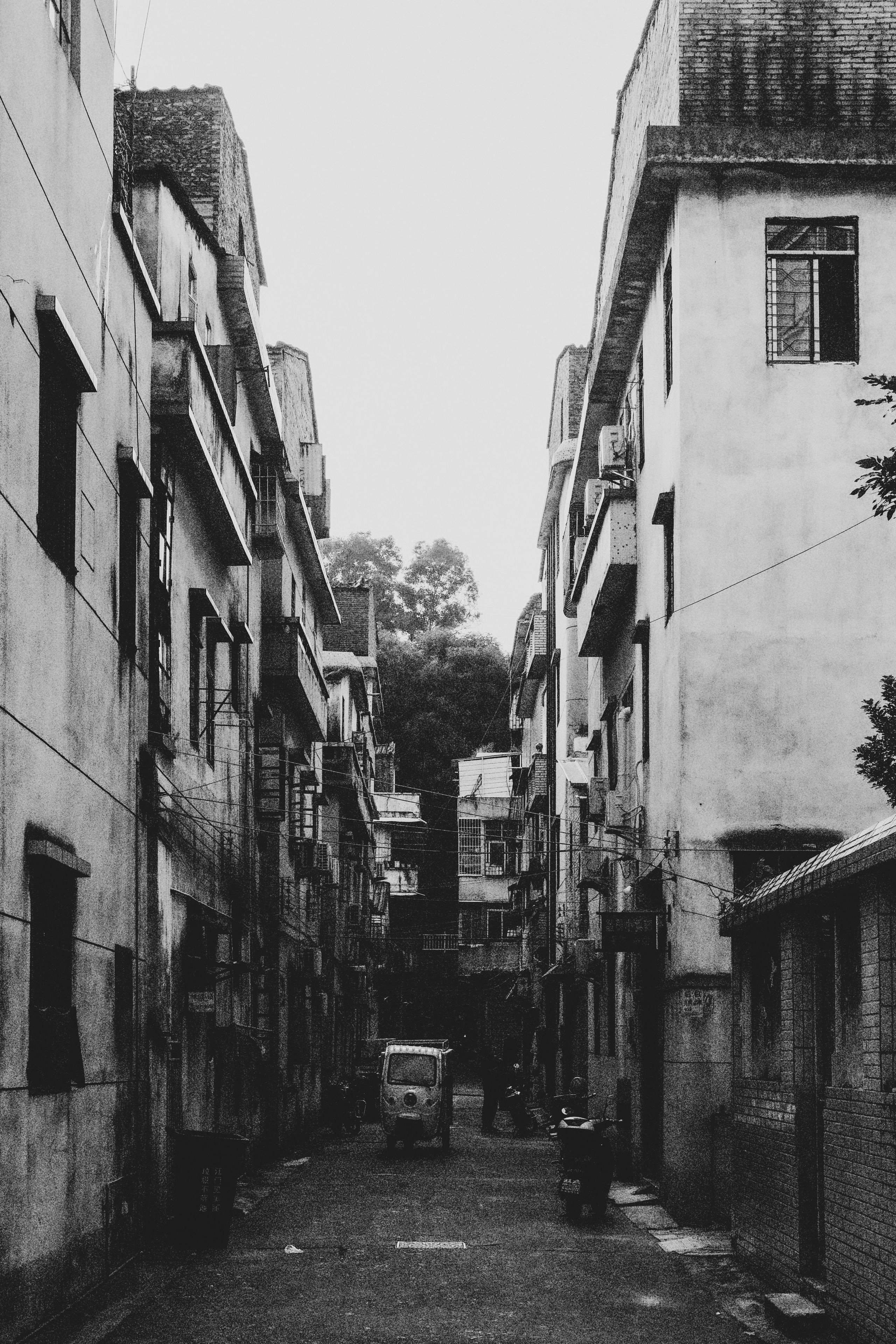 Monochrome Magic: Jiangmen Street Photography. 中国街头摄影 | The Streets of China Through My Eyes | 深圳