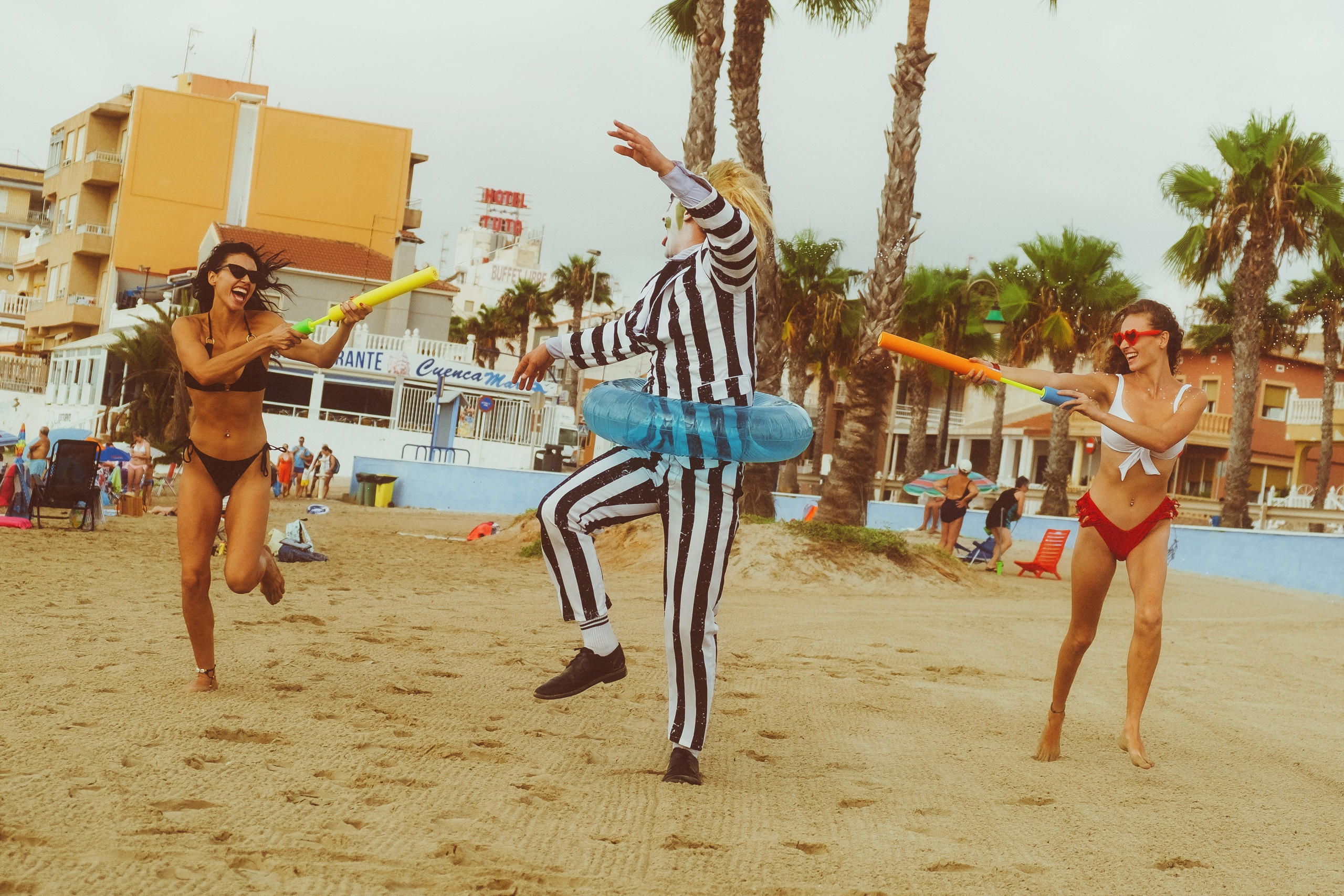 Beetlejuice на море: Экспериментальная фотосессия с цирковыми артистами — Фотограф Андрей Луковников