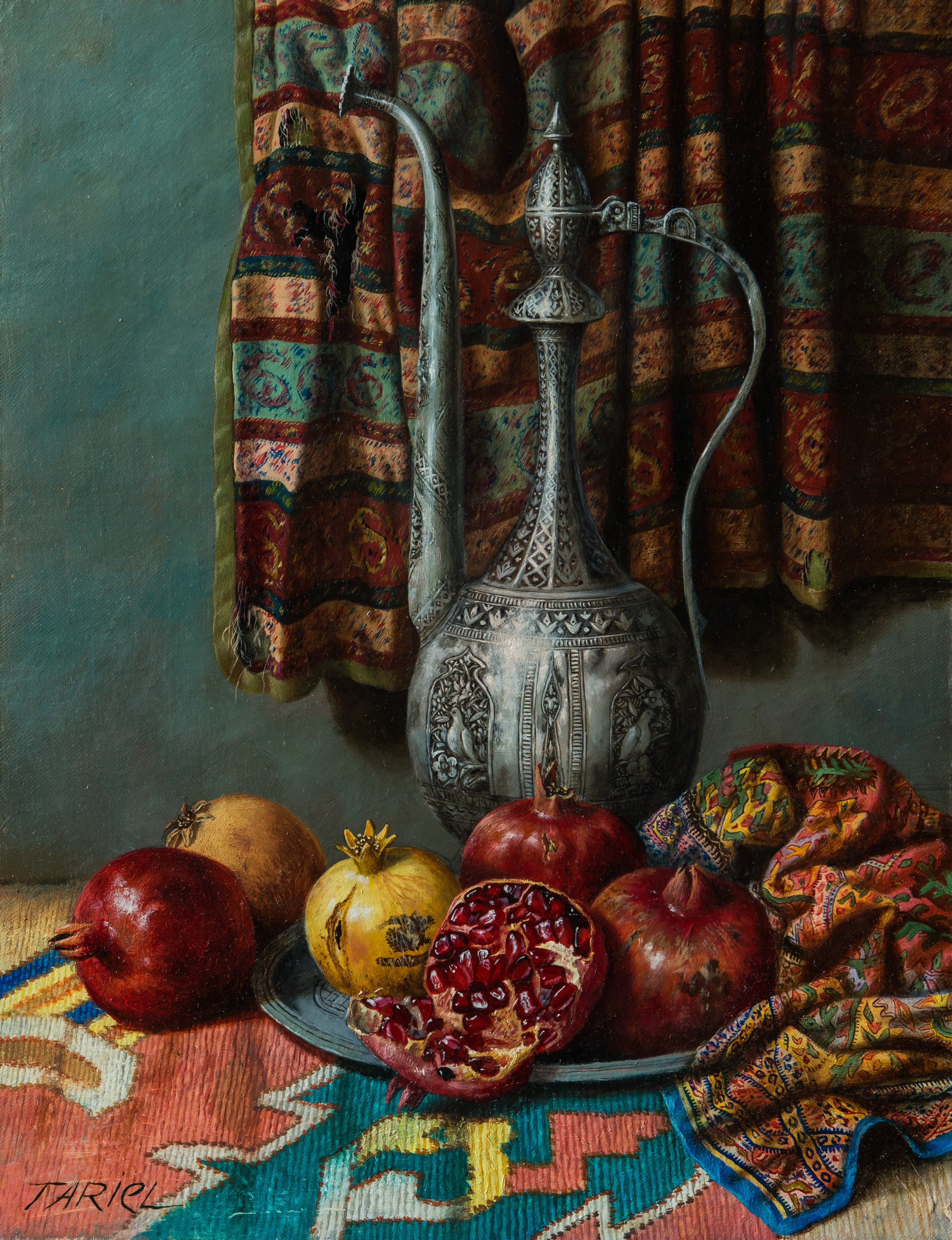 Tariel Əhmədovun yağlı boya ilə çəkilmiş natürmort əsəri, uzun əyri ucluqlu hündür, naxışlı gümüşü metal sürahi təsvir edir. Sürahi bir neçə nar (qırmızı və sarı) ilə əhatə olunmuşdur, onlardan biri yarıya bölünmüş və dənələri görünür, hamısı boşqabın və naxışlı haşiyəli parlaq rəngli xalçanın üzərindədir. Arxa planda daha böyük bir xalça asılıb. Əsərin reproduksiyası: Ayaz Mikayıl-zadə.