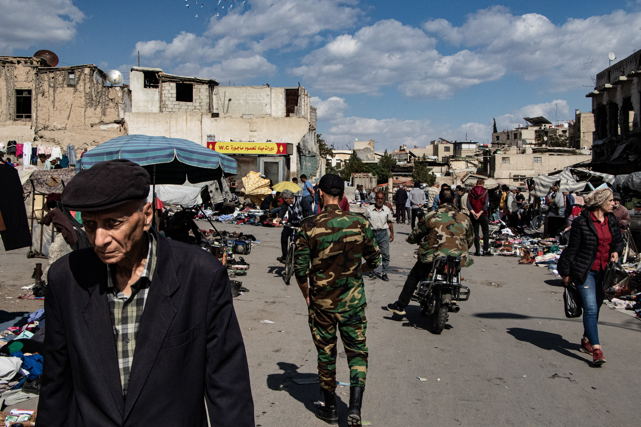 Scène de marché aux puces dans le centre de Damas.