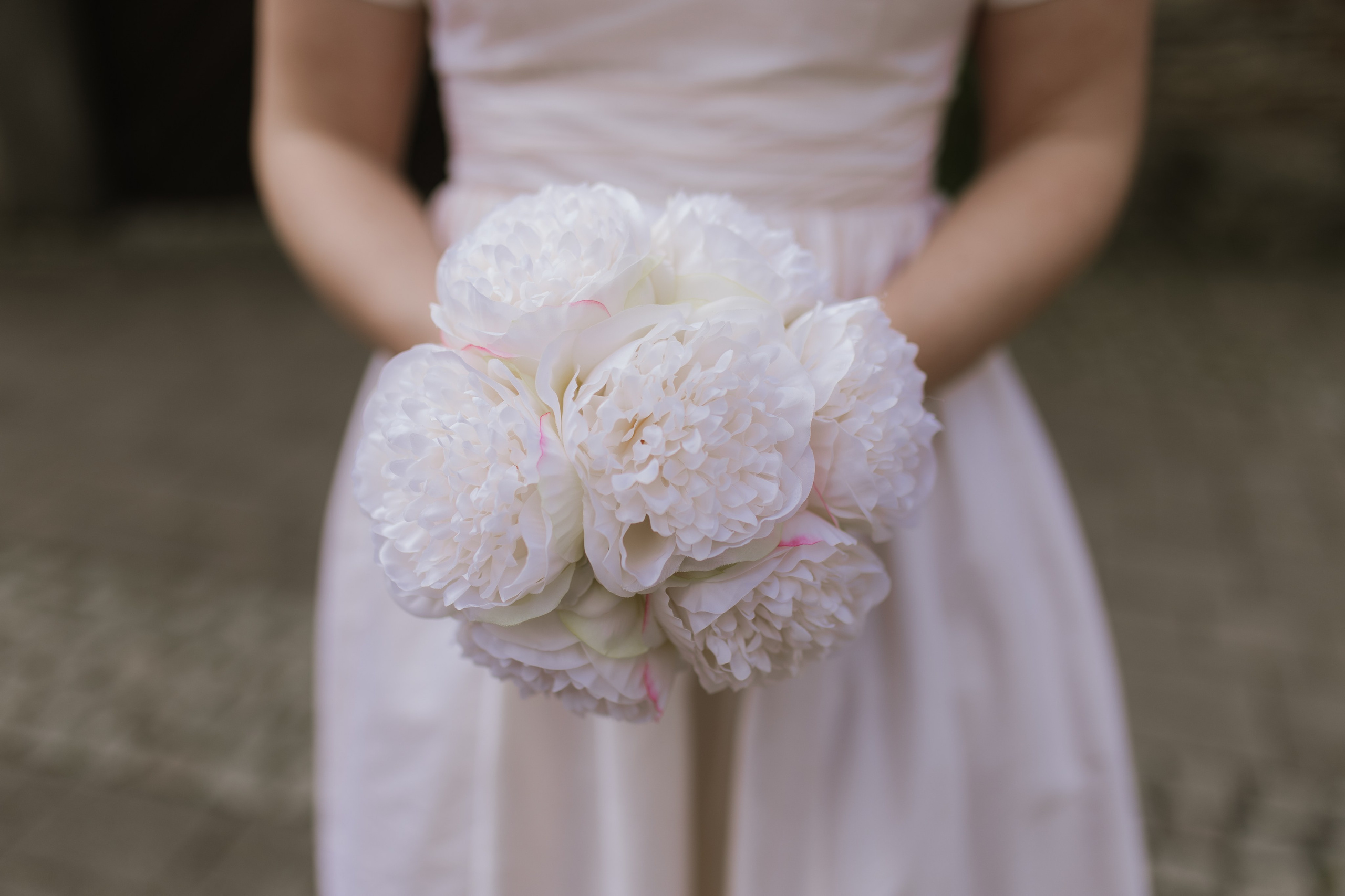 Klassischer weißer Brautstrauß mit Rosen und Lilien