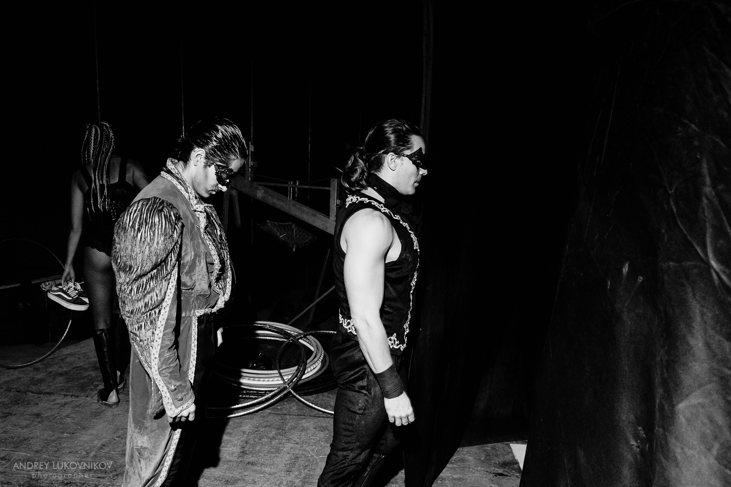 Sesión de fotos entre bastidores en El Circo Encantado: la vida de los artistas tras bambalinas