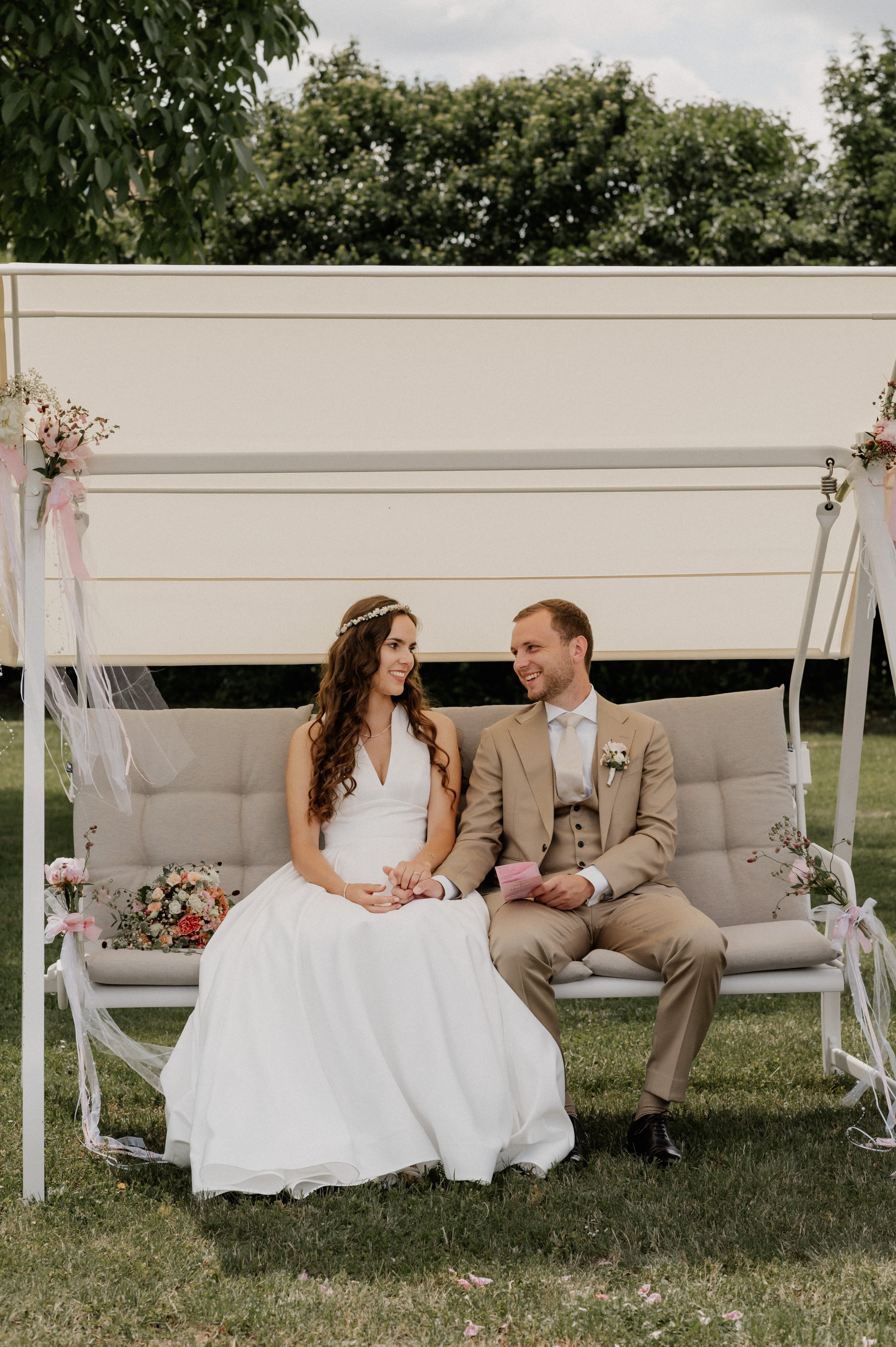 Sommer, Liebe & zwei wunderschöne Kleider: Gartenhochzeit in Gunzenhausen. Photographer in Ansbach for Couples, Weddings and After Wedding