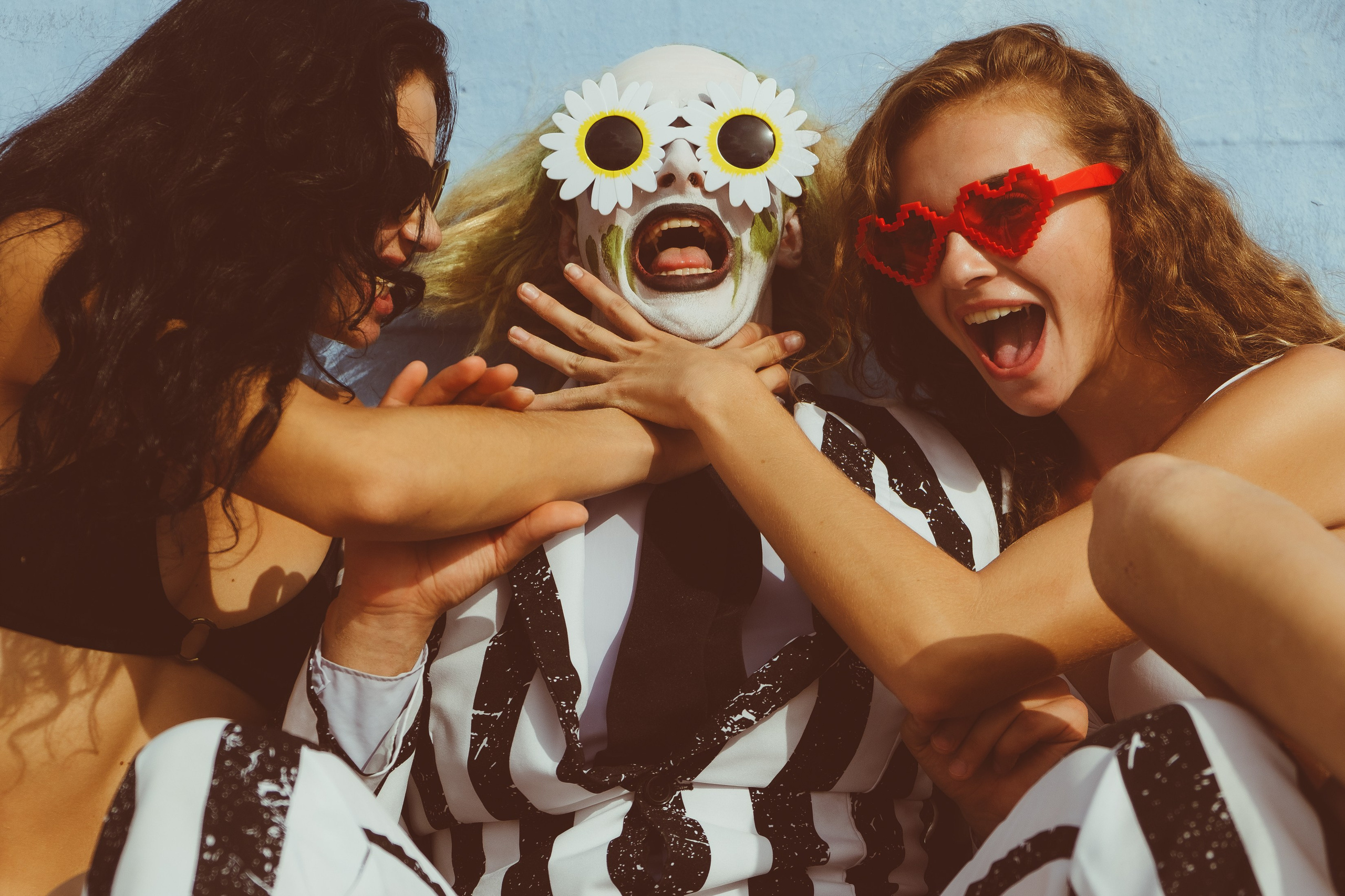 Beetlejuice на море: Экспериментальная фотосессия с цирковыми артистами — Фотограф Андрей Луковников