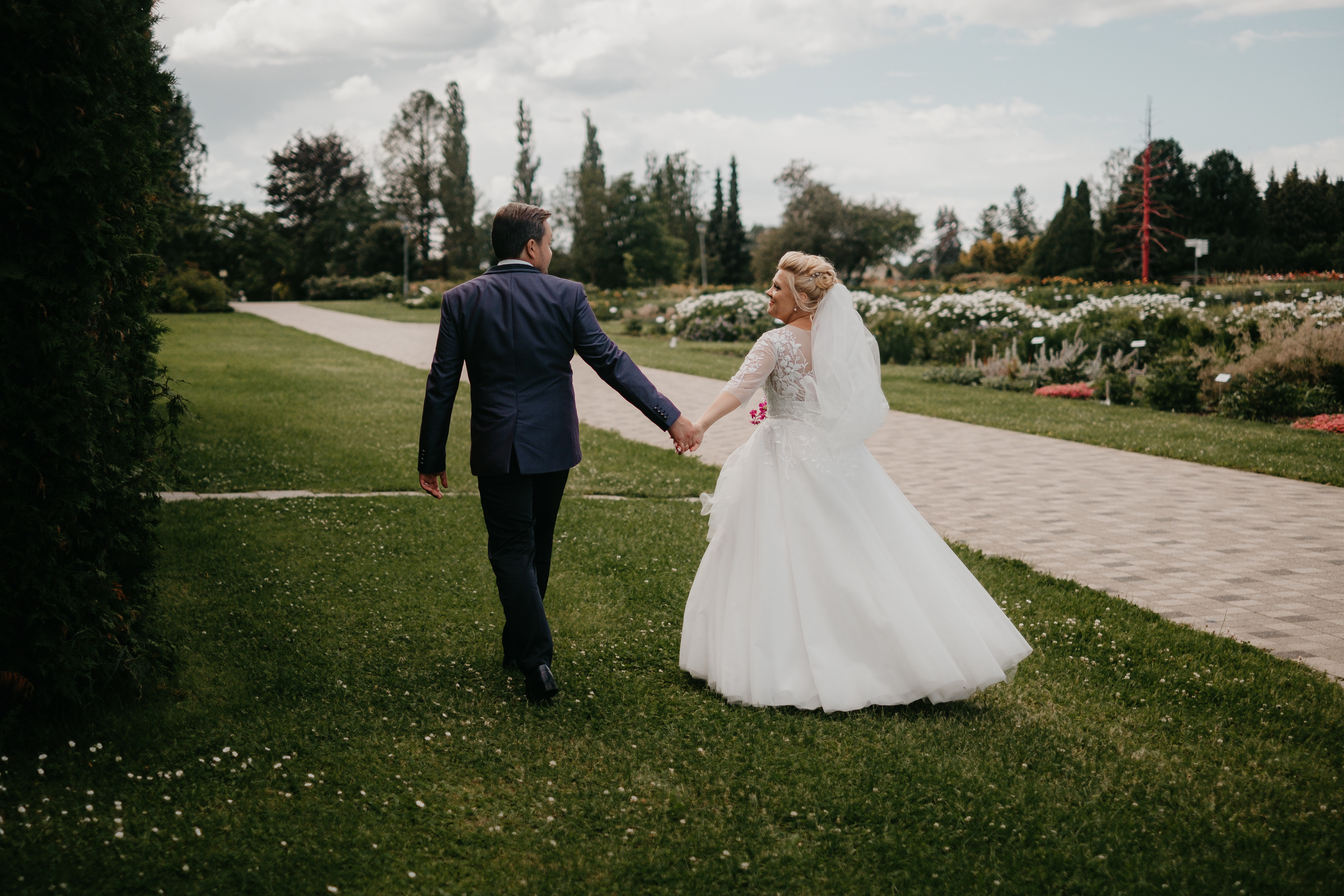 Līgavau n līgavainis fotografējas kāzu fotosesijā Salaspils botāniskajā dārzā. Skaista fotosesija vieta Salaspilī ir botāniskais dārzs. Skaisti dārzi, koki un citi augi. Lieliska vieta kāzu fotosesijas ideju realizācijai. Kāzu fotogrāfs Edgars Kalniņš uzņēma skaistas kāzu bildes no Anetes un Ģirta kāzām Rīgā.