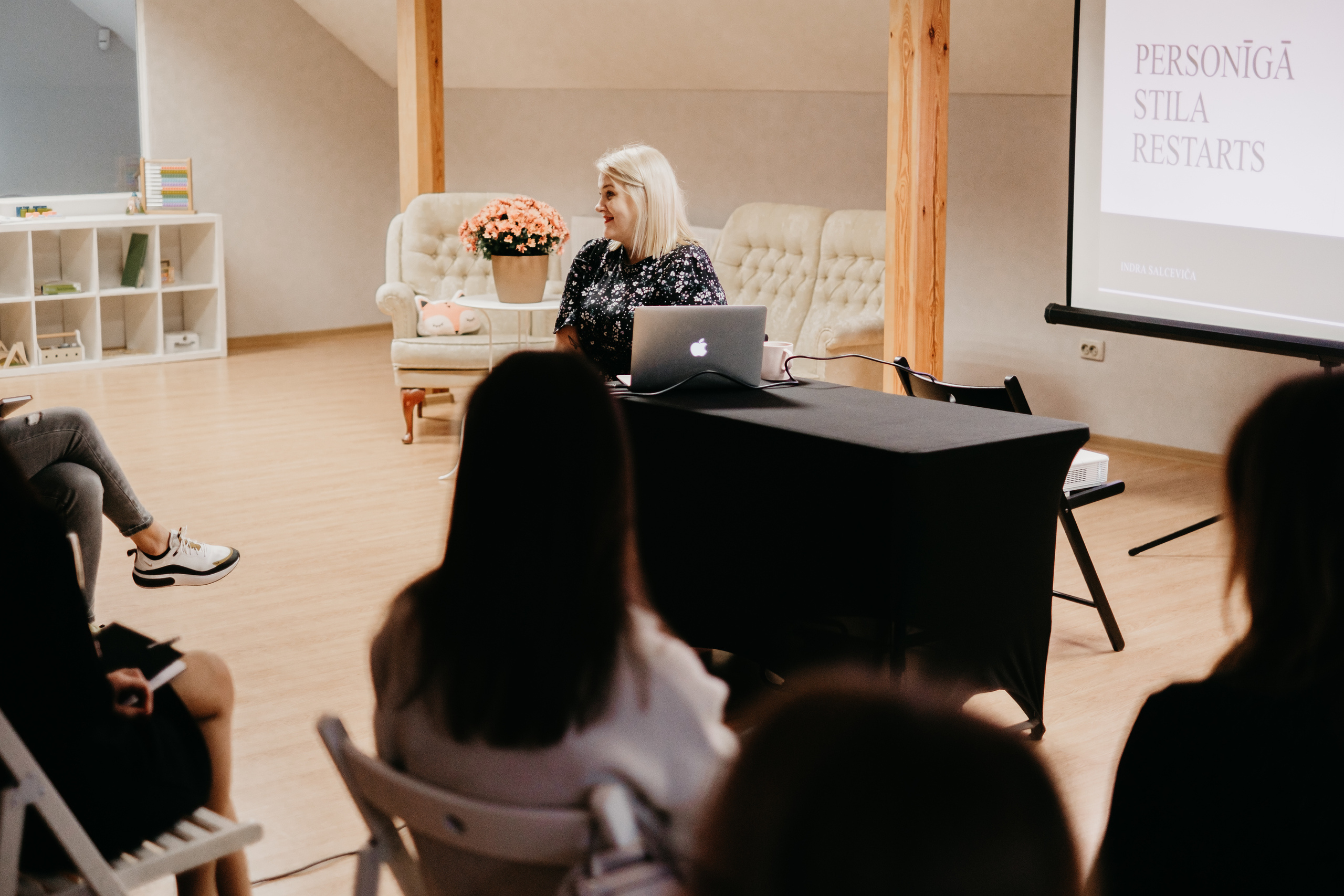 Personīgā stila restarts / Indra Salceviča @ MAZĀ LAPSA - Svētku un rotaļu telpa. Kāzu × Ģimenes notikumu fotografs Edgars Kalniņš