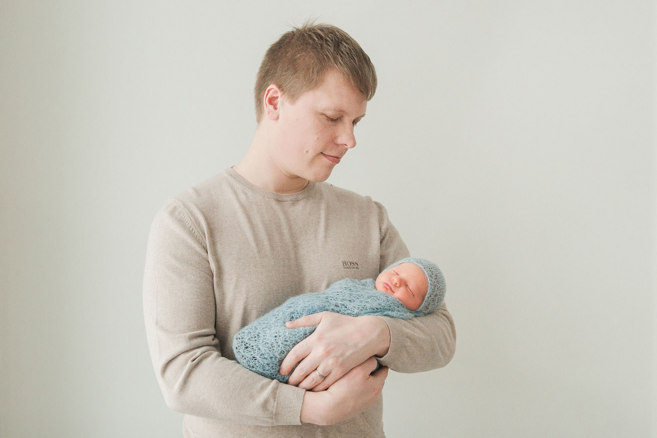 Isä pitelee vauva sylissä