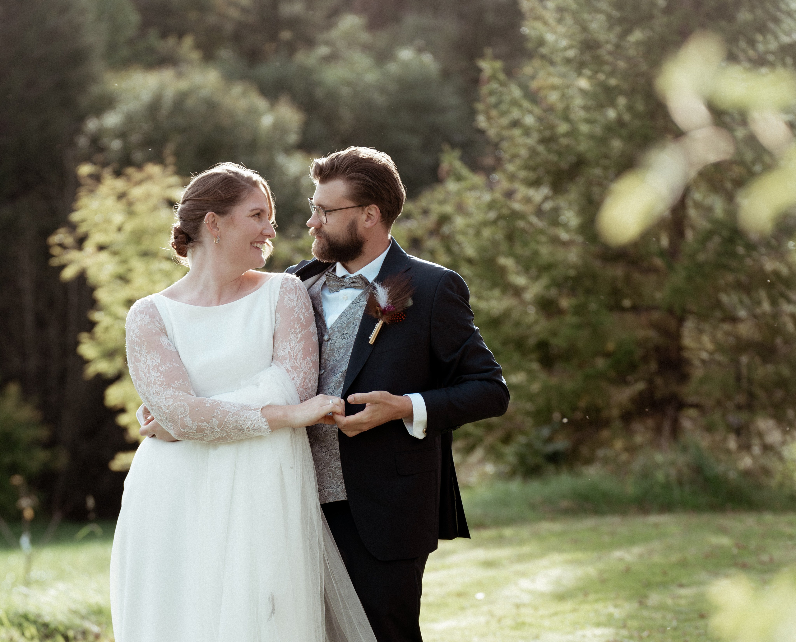 Det vakre brudeparet danser og ser på hverandre og ser på hverandre en sensommerdag