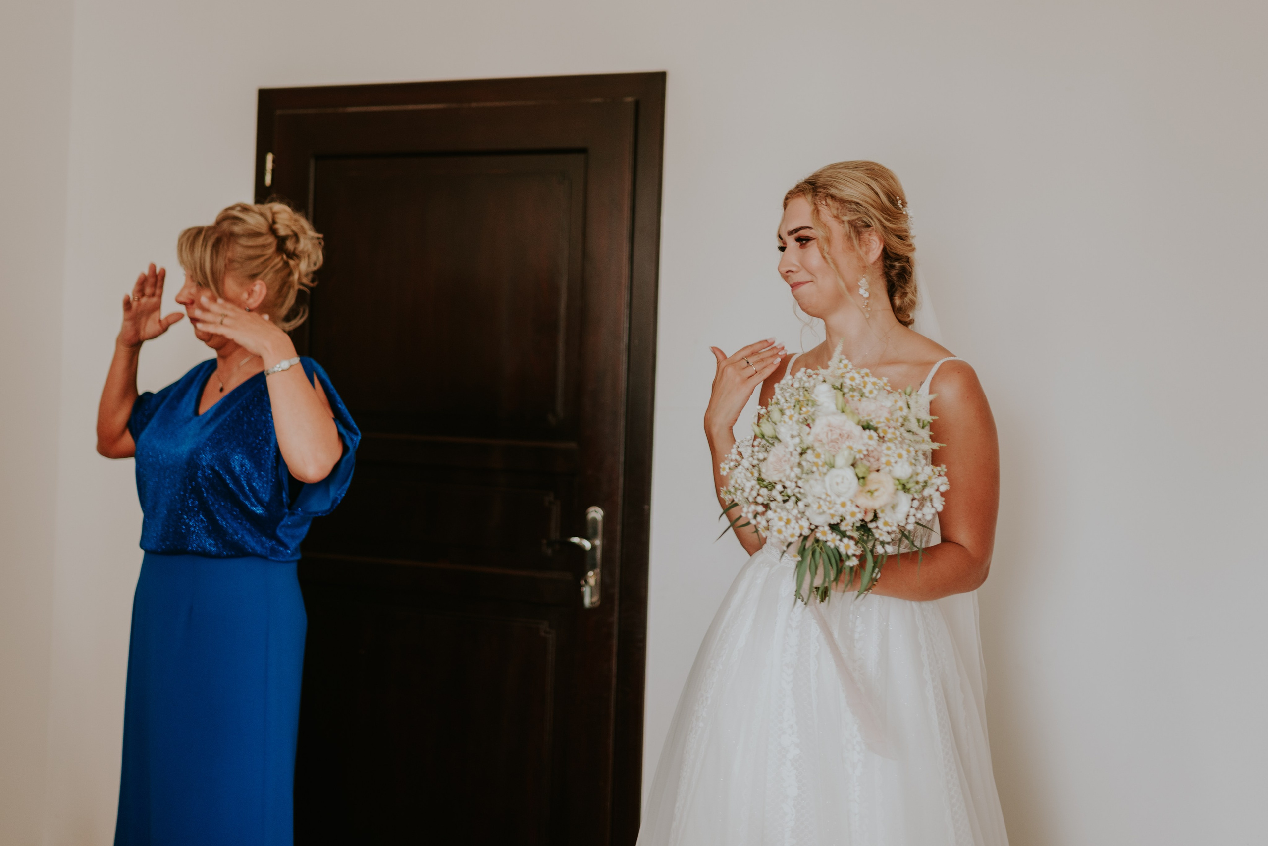 Dwór Wierzbno: plenerowy ślub pod wierzbą. Karkowskafoto - fotografia miłości