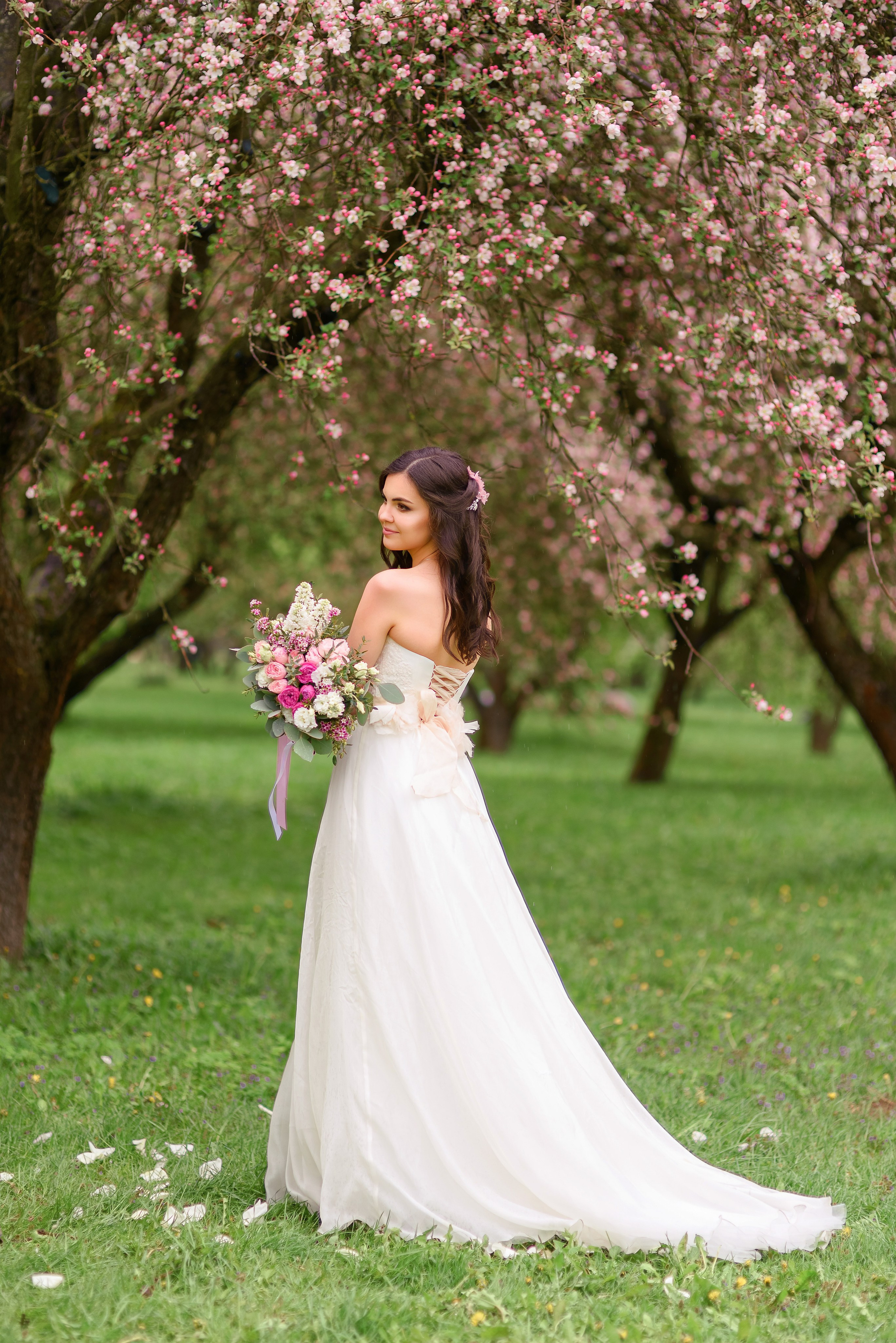 Свадебная прогулка в цветущем саду. Семейный фотограф и фотограф новорожденных в Вильнюсе Ирина Беленкевич