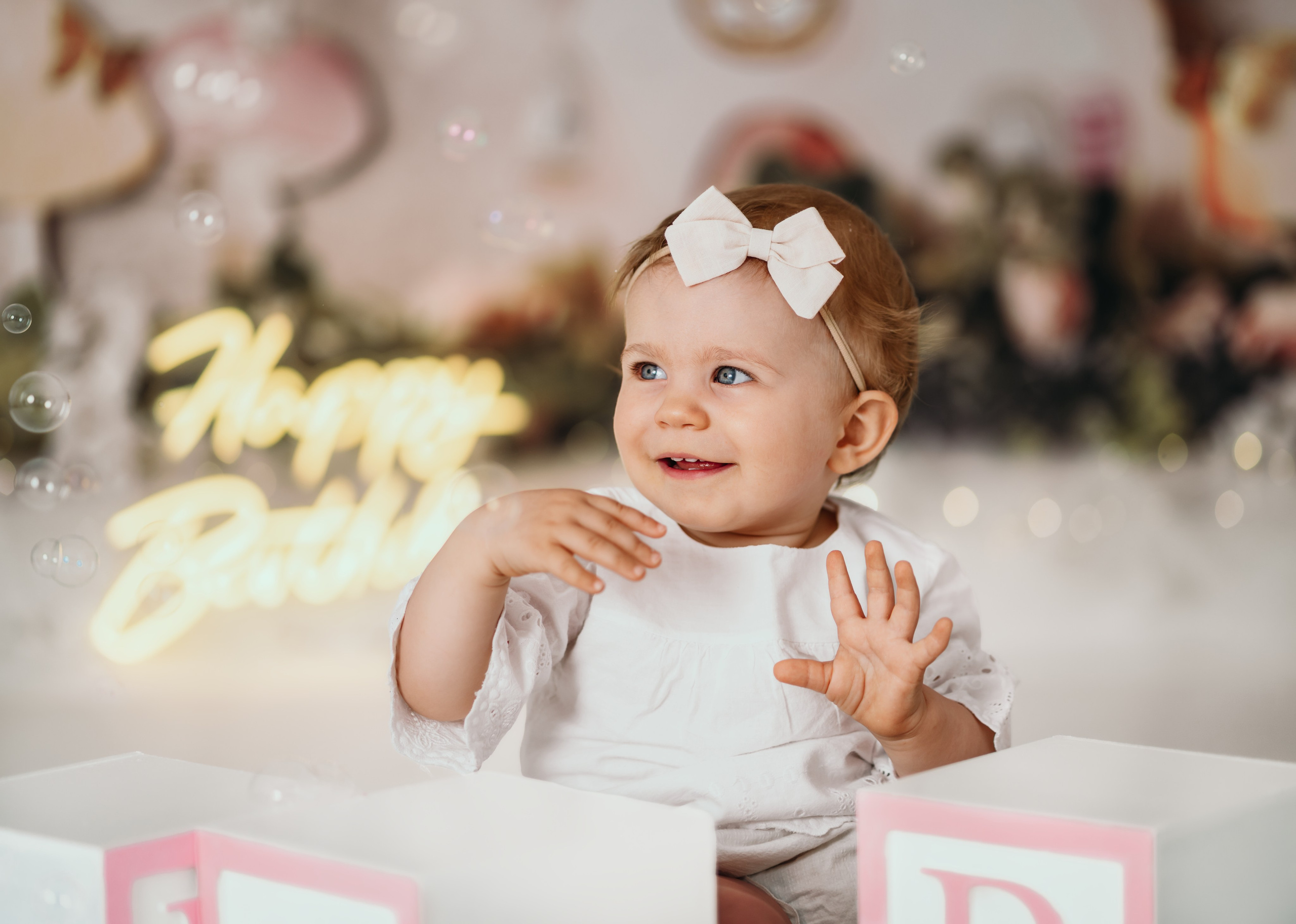 Cake smash slikanje devojčice u roze haljinici sa tortom – Beograd