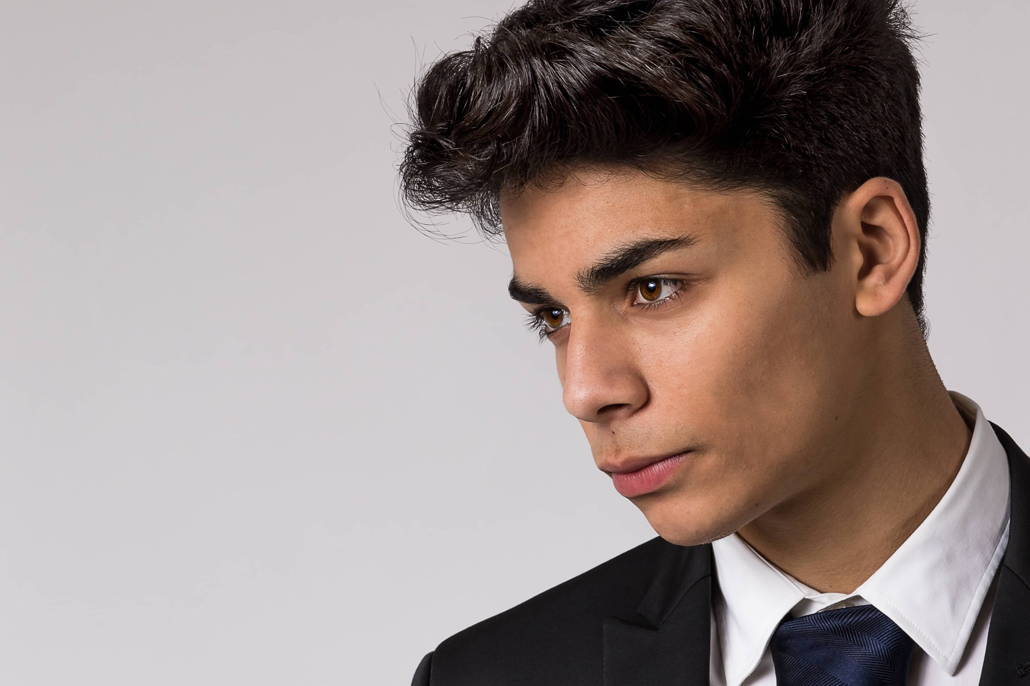 retrato profissional de modelo masculino para agência de moda