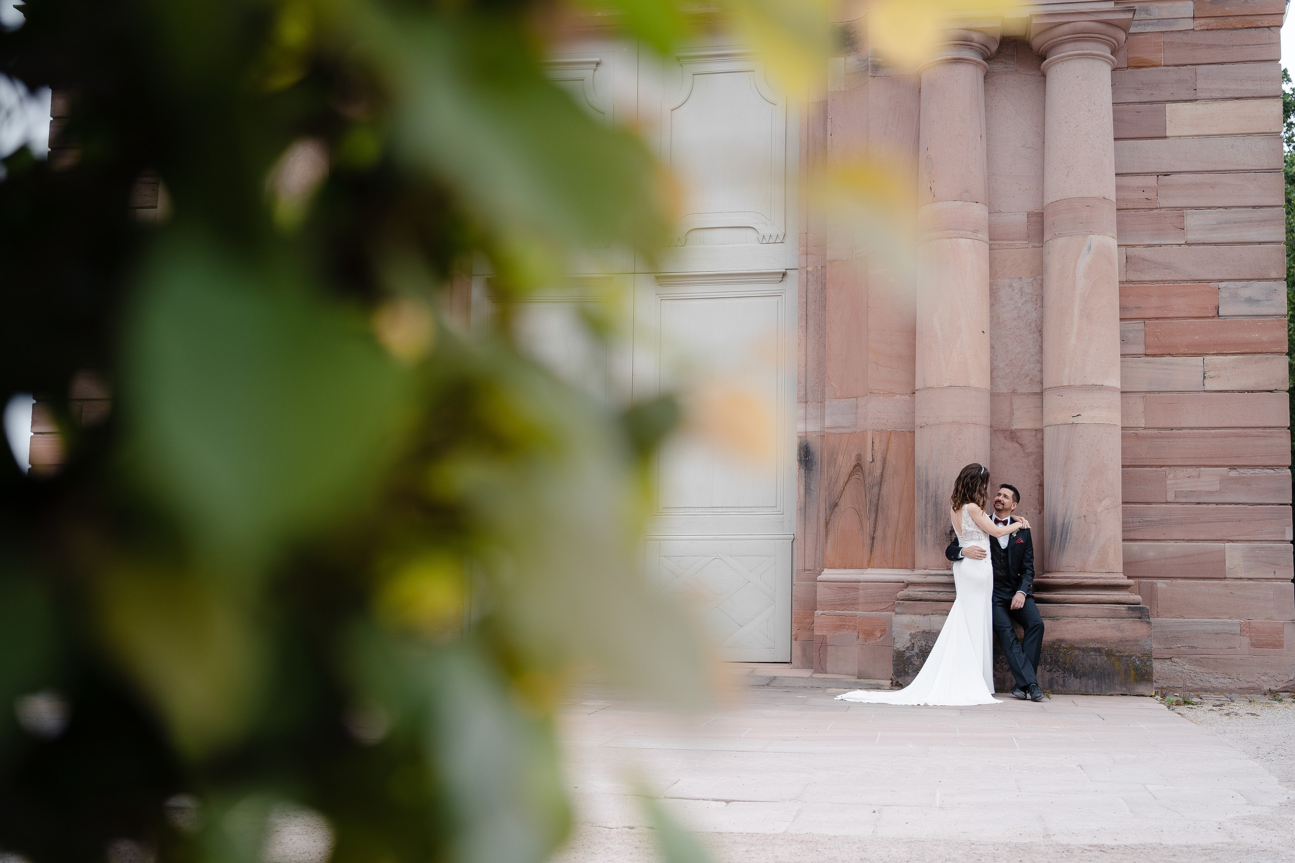 Hochzeitspaar vor historischem Pavillon